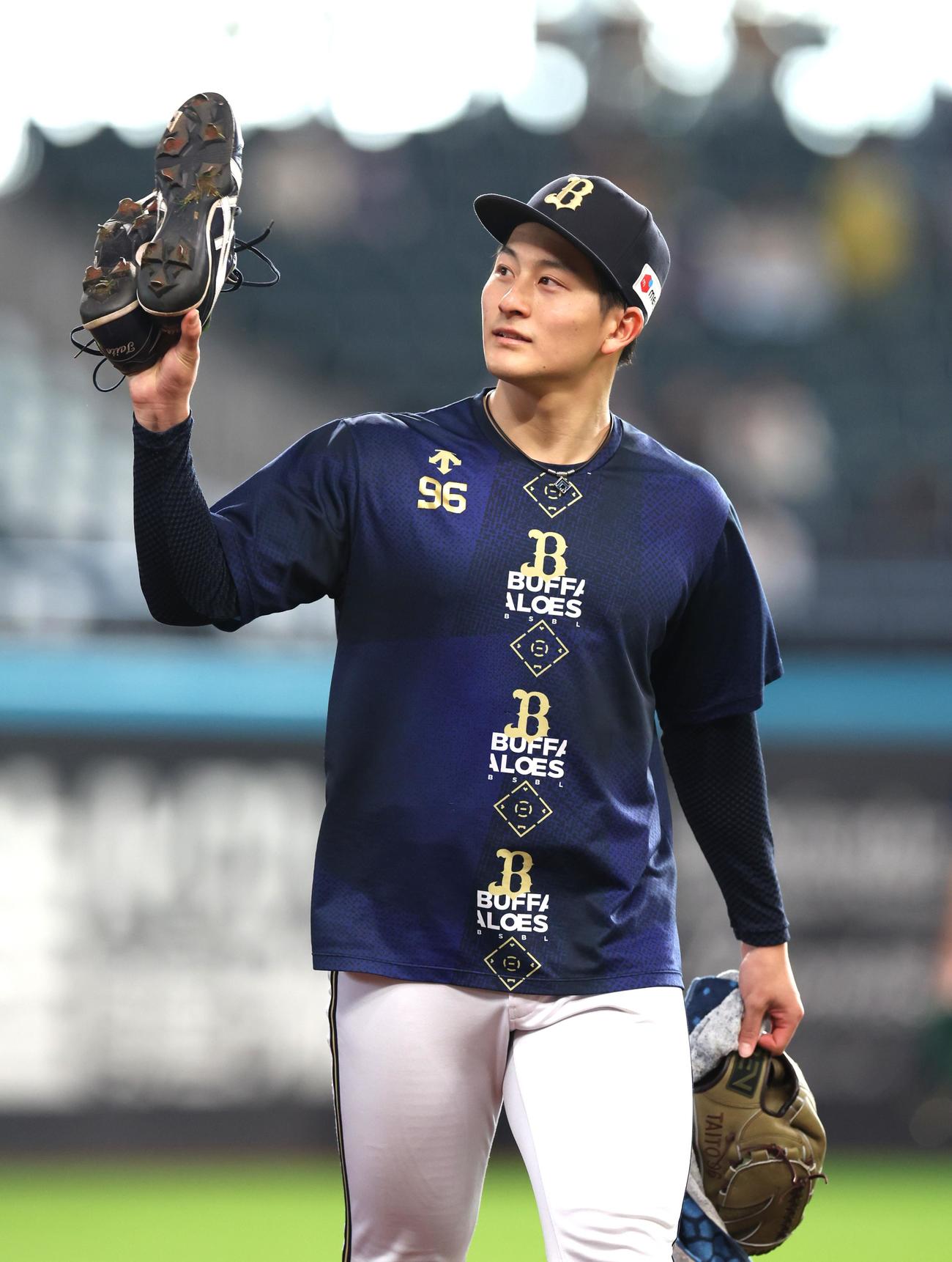 日本ハム対オリックス　スタンドに手を振る高島（撮影・黒川智章）