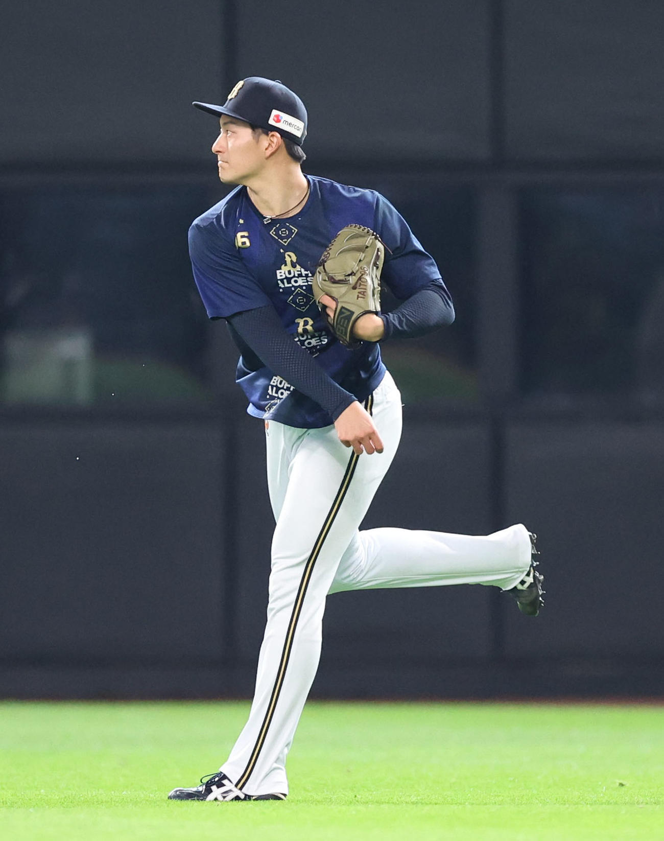 日本ハム対オリックス　キャッチボールをするオリックス高島（撮影・佐藤翔太）