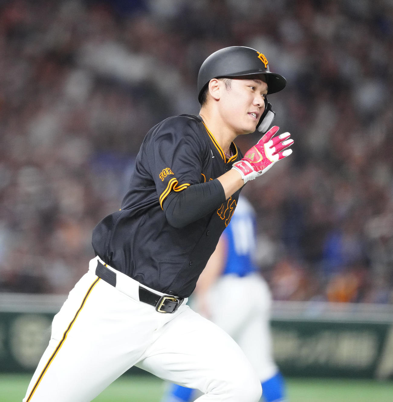 巨人対中日　3回裏巨人無死一塁、通算450二塁打とする坂本（撮影・江口和貴）