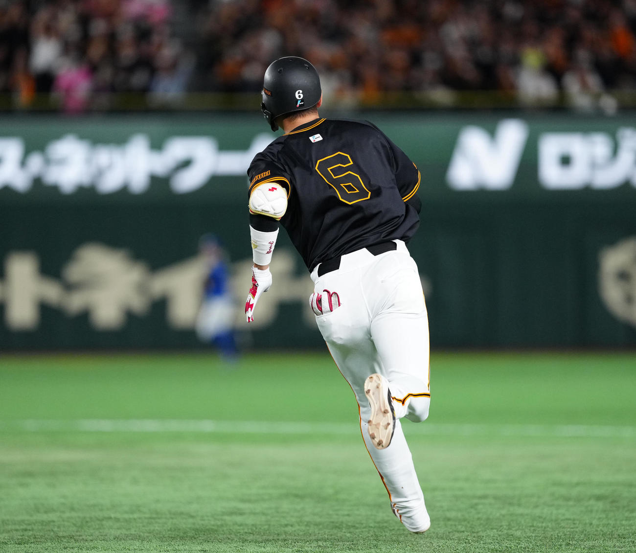 巨人対中日　3回裏巨人無死一塁、通算450二塁打とする坂本（撮影・江口和貴）