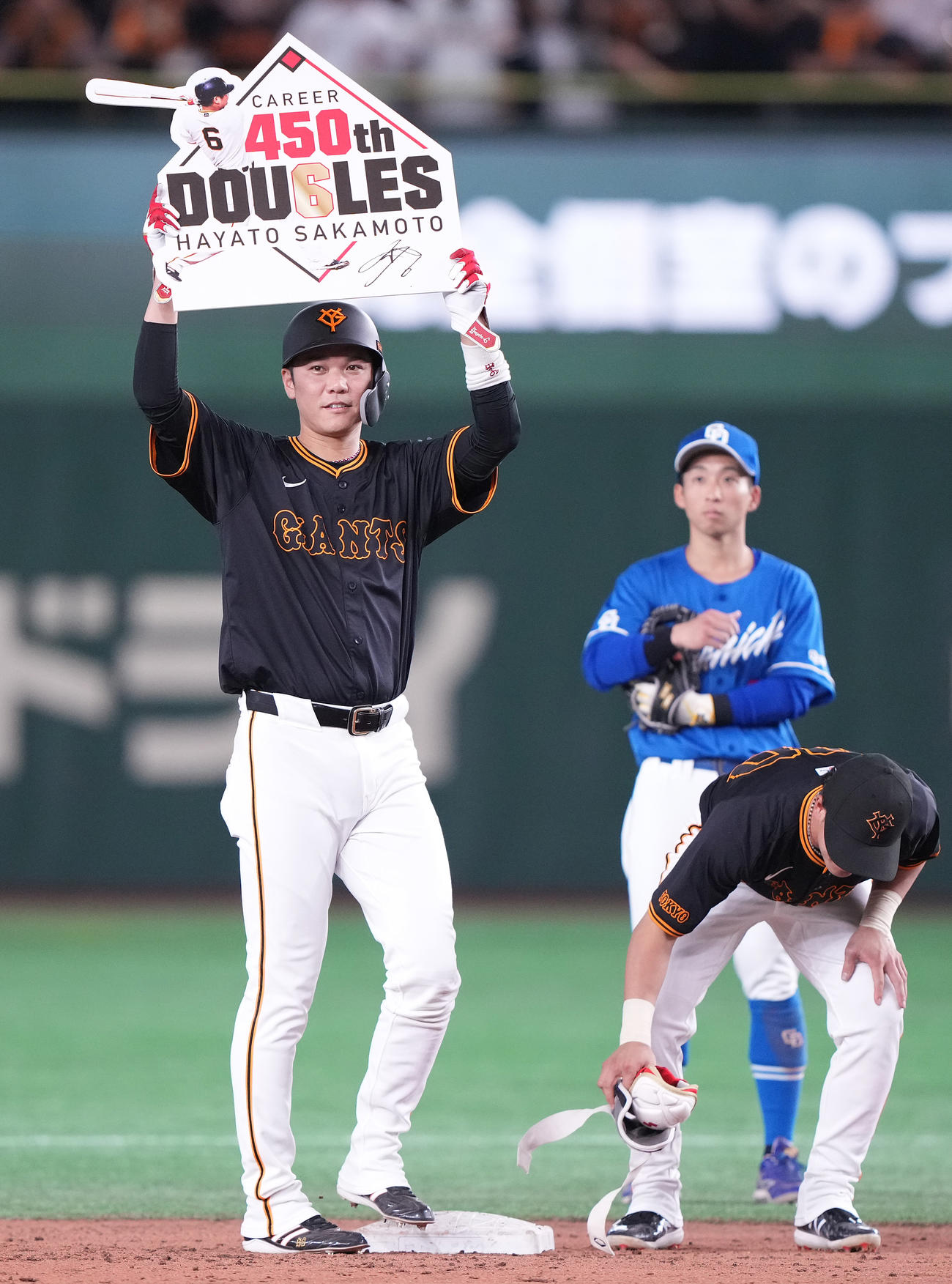 巨人対中日　3回裏巨人無死一塁、通算450二塁打となる左二塁打を放ち、ボードを掲げる坂本（撮影・鈴木みどり）