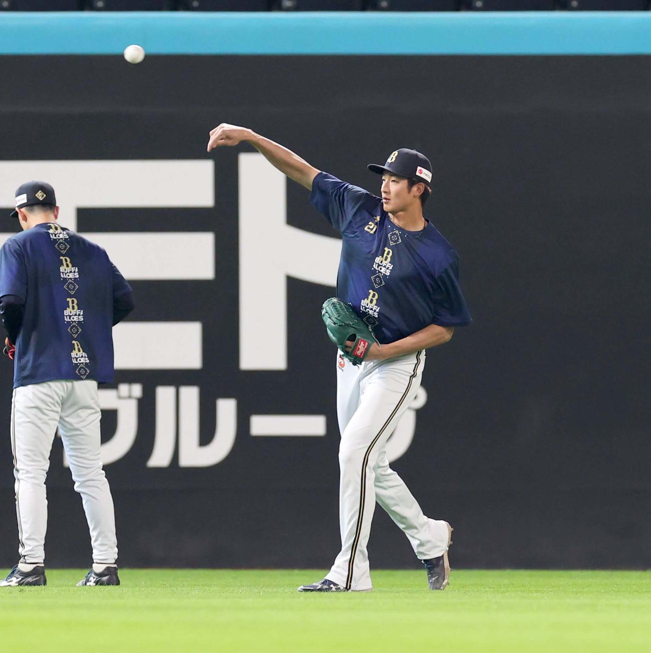 日本ハム対オリックス　チームに合流しキャッチボールする山崎（撮影・黒川智章）