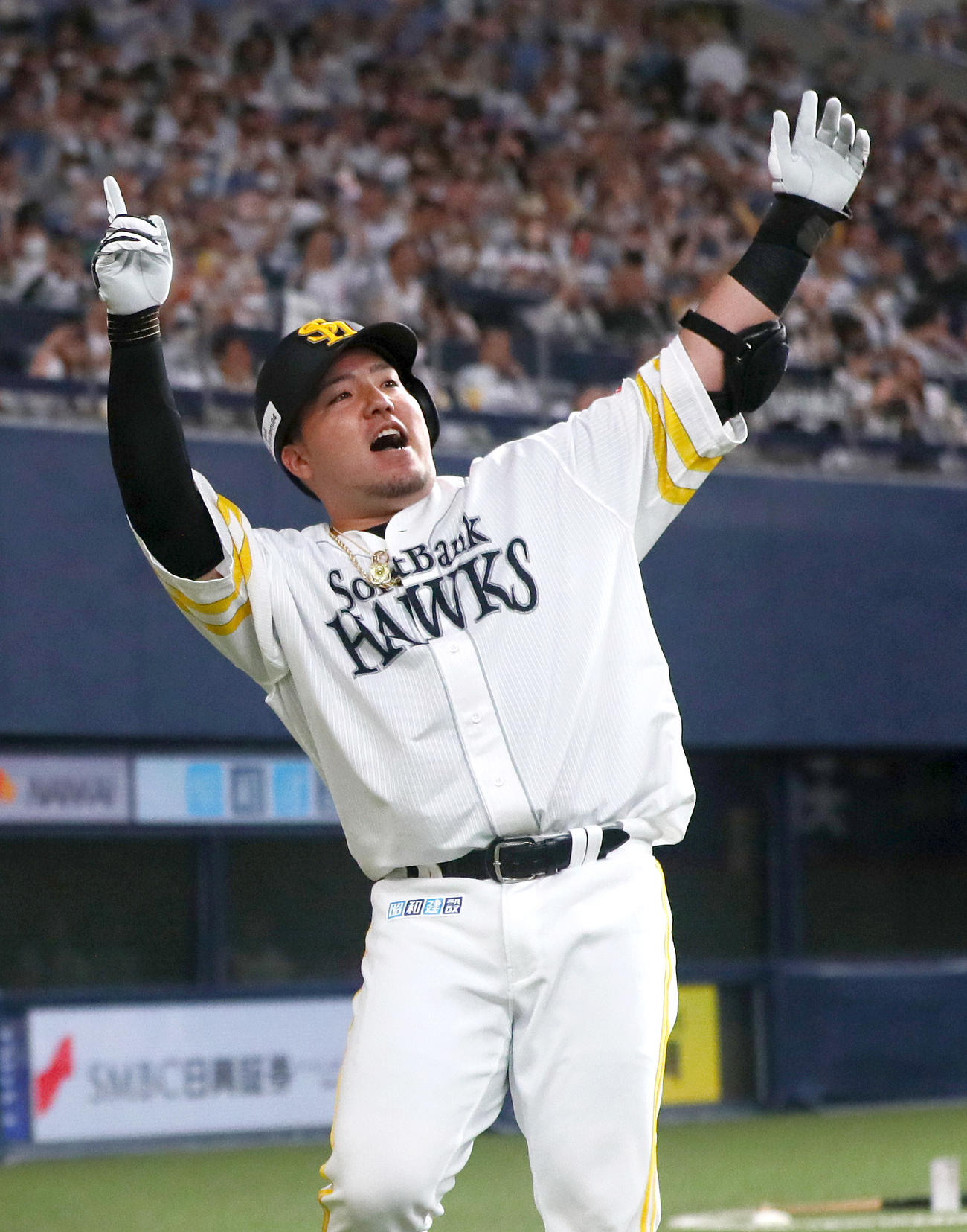 ソフトバンク対楽天　1回裏ソフトバンク1死一、三塁、山川（右）は先制の左越え3点本塁打を放ちどすこいポーズを決める（撮影・上山淳一）