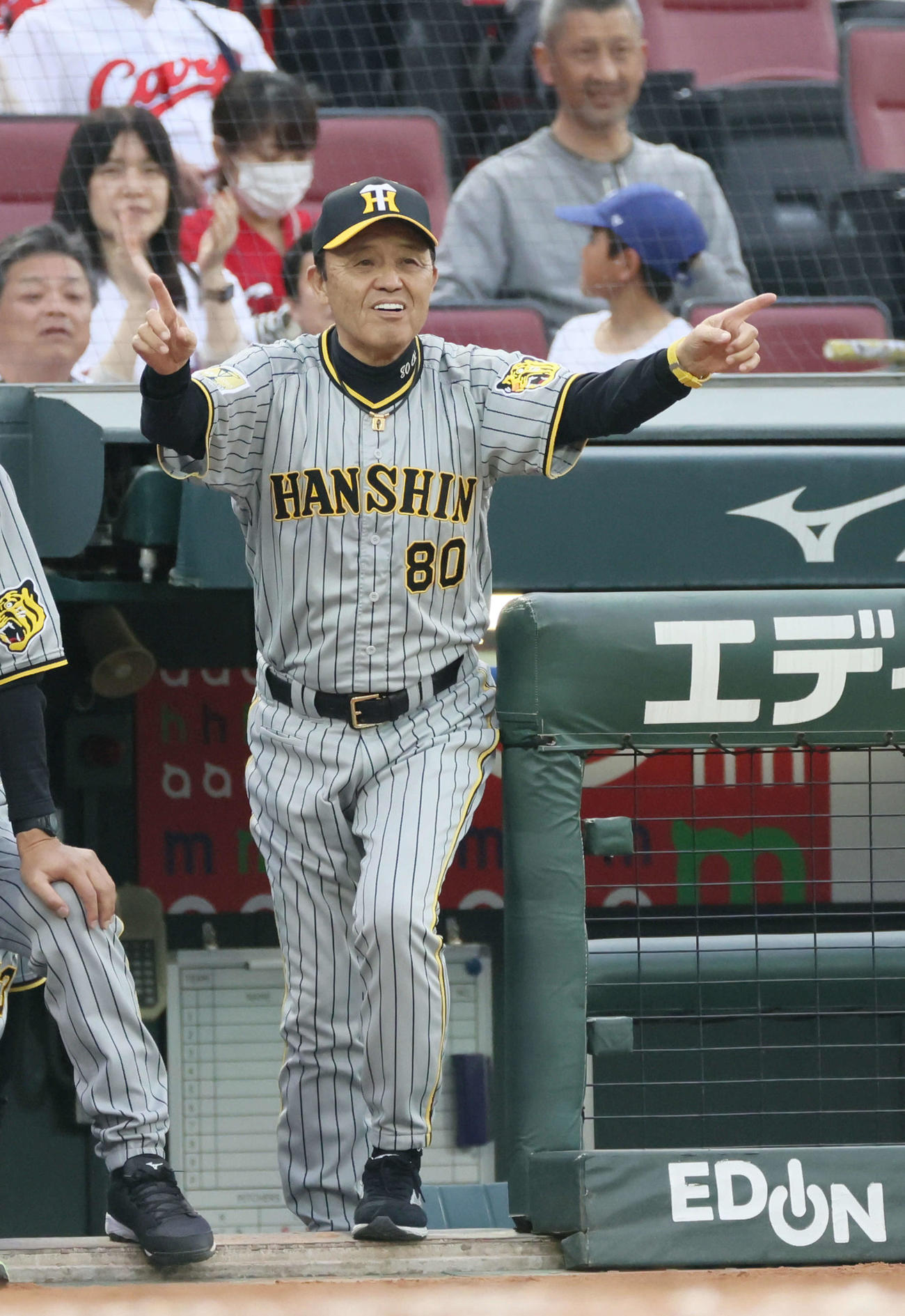 広島対阪神　3回表阪神無死一塁、中野のバントヒットアウト判定にリクエストする岡田監督（撮影・加藤孝規）