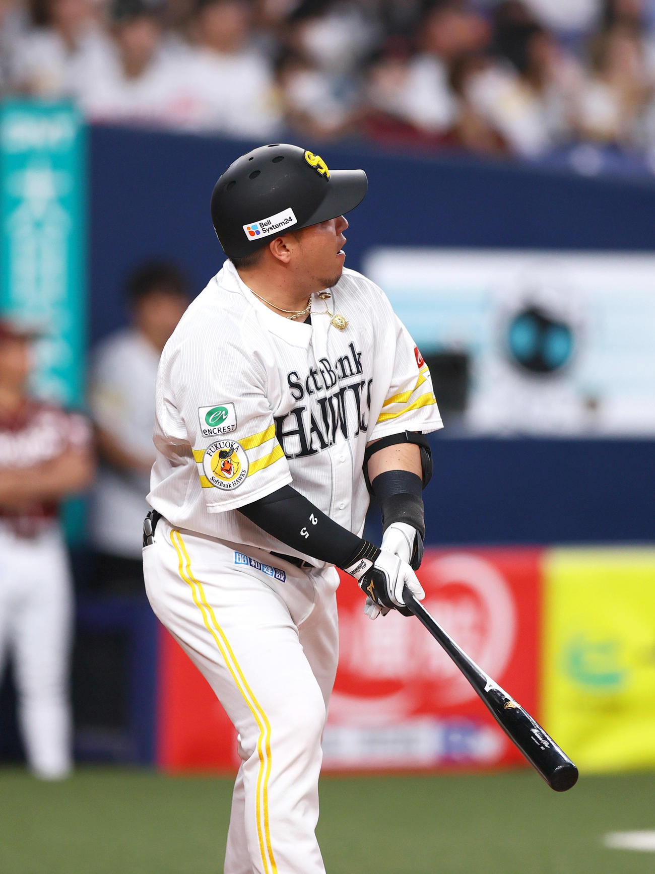 ソフトバンク対楽天　2回裏ソフトバンク1死一塁、山川（手前）は右越え2点本塁打を放つ（撮影・上山淳一）
