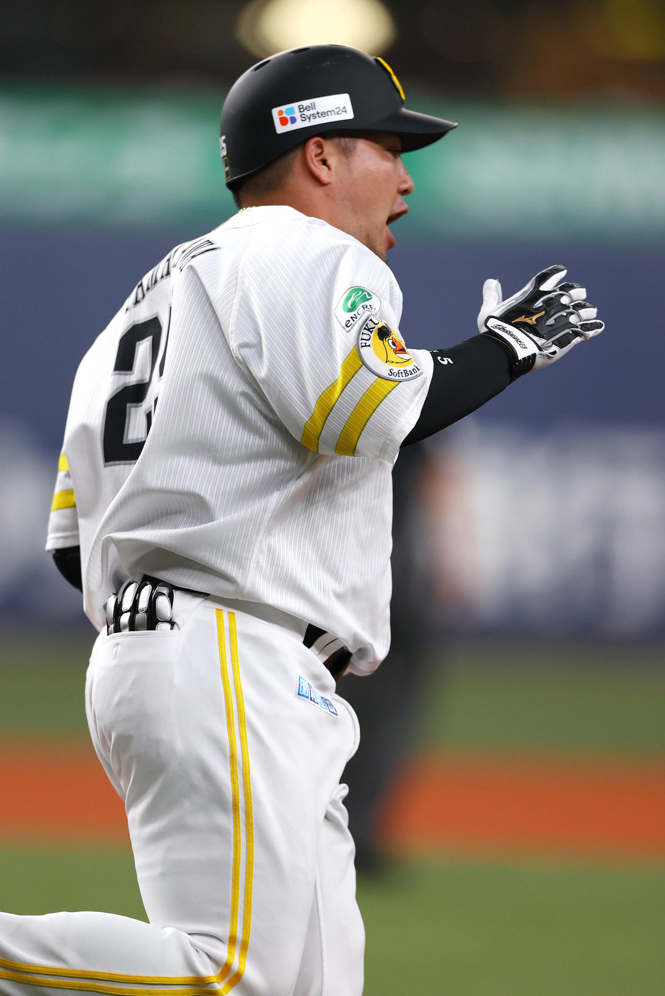 ソフトバンク対楽天　2回裏ソフトバンク1死一塁、山川（手前）は右越え2点本塁打を放つ（撮影・上山淳一）