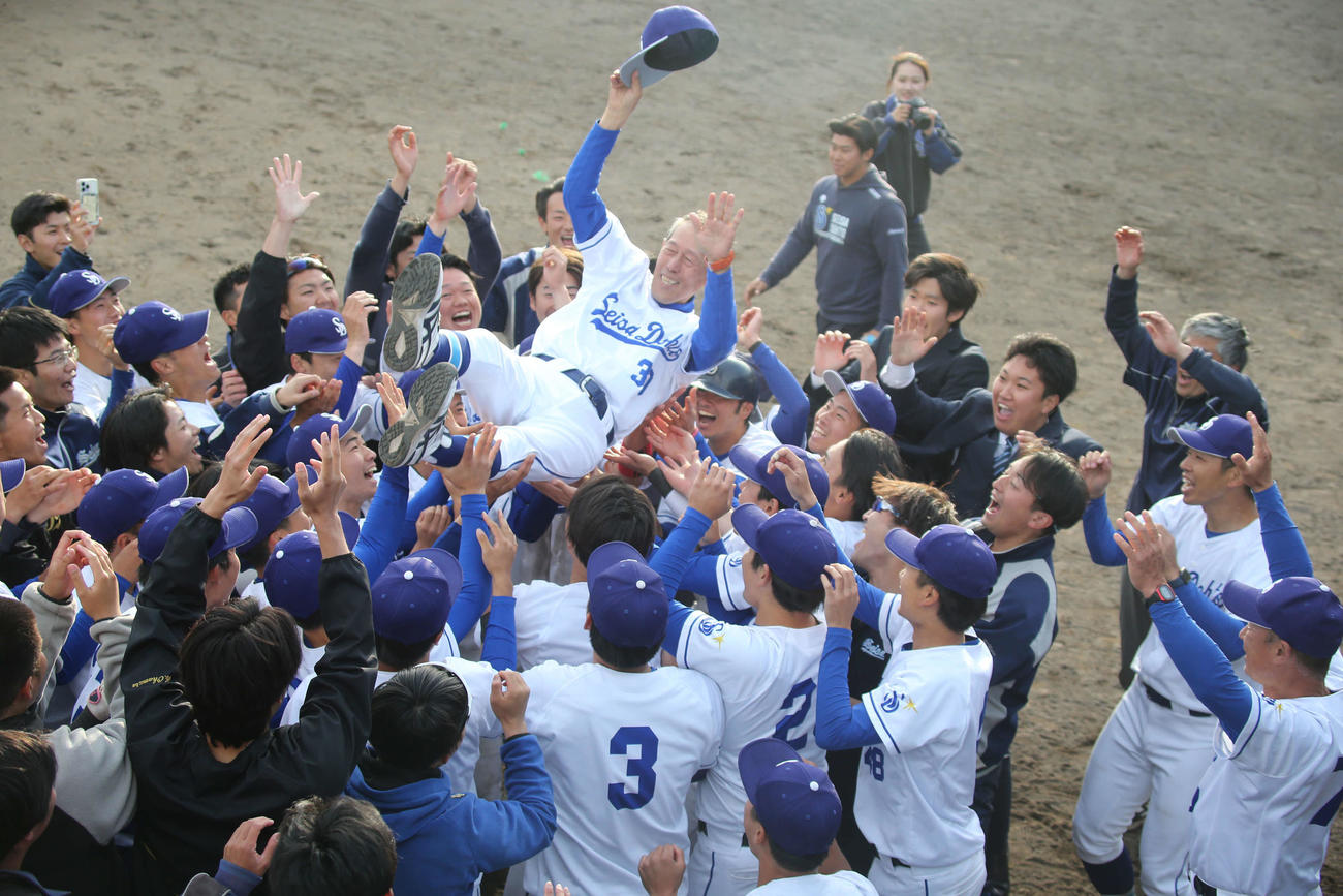 星槎道都大対札幌大　2季ぶりの優勝を決め二宮監督（中央）を胴上げする星槎道都大ナイン（撮影・中島洋尚）