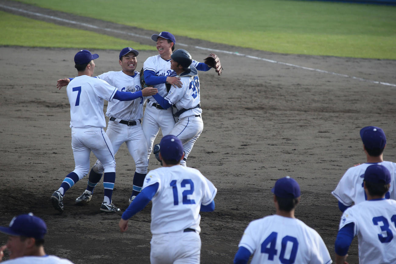 星槎道都大対札幌大　2季ぶりの優勝を決めマンウドで喜びを爆発させる星槎道都大ナイン（撮影・中島洋尚）
