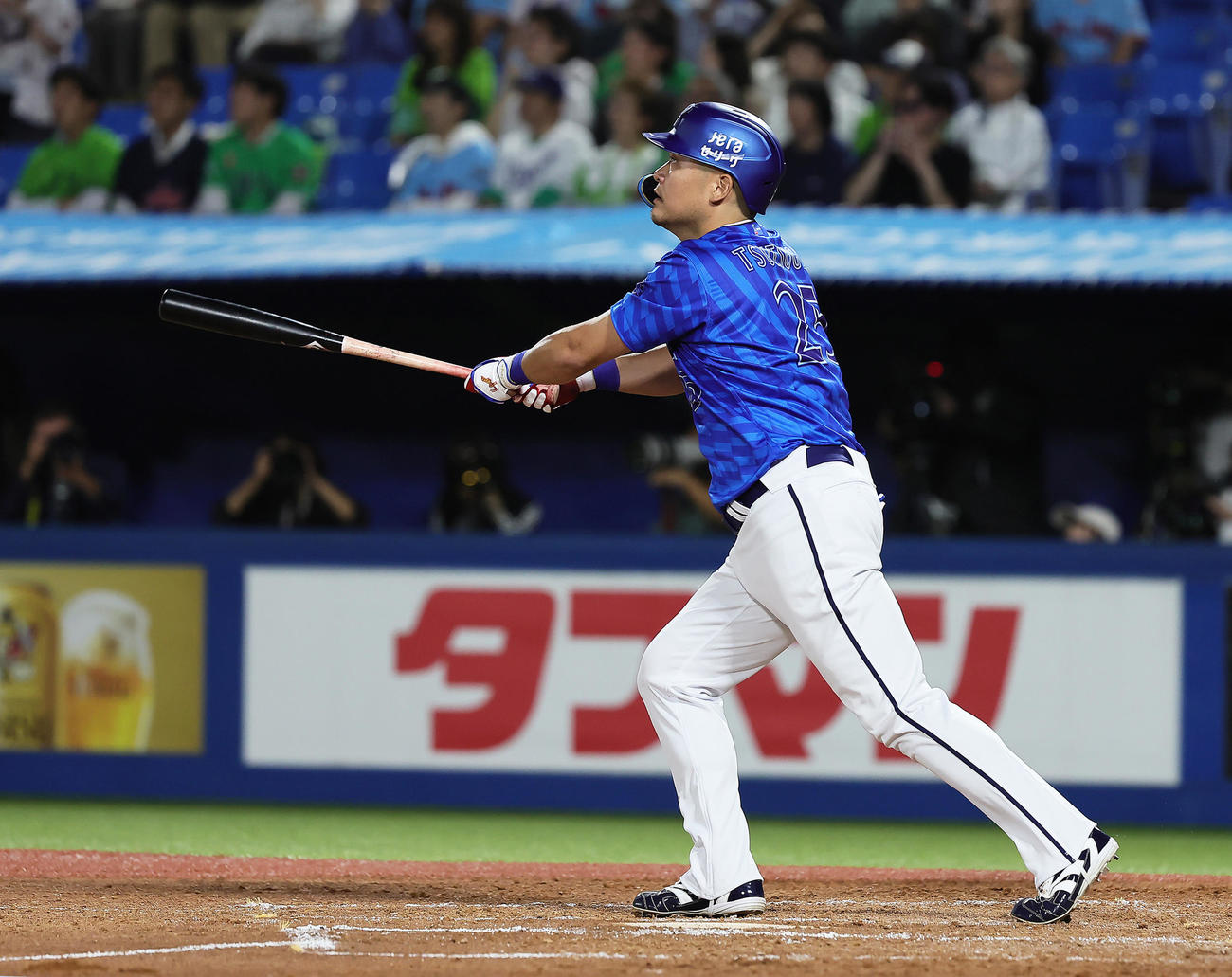 ヤクルト対DeNA 4回表DeNA1死一塁、筒香は右中間へ2点本塁打を放つ（撮影・足立雅史）