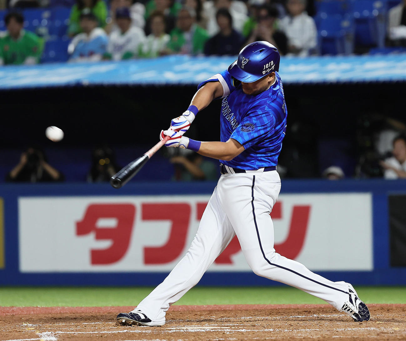 ヤクルト対DeNA 4回表DeNA1死一塁、筒香は右中間へ2点本塁打を放つ（撮影・足立雅史）