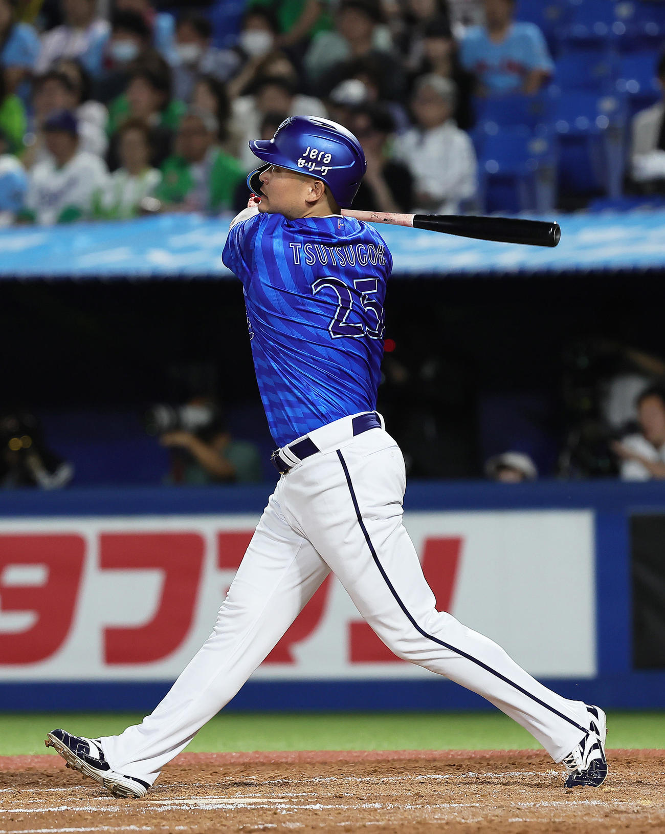 ヤクルト対DeNA 4回表DeNA1死一塁、筒香は右中間へ2点本塁打を放つ（撮影・足立雅史）
