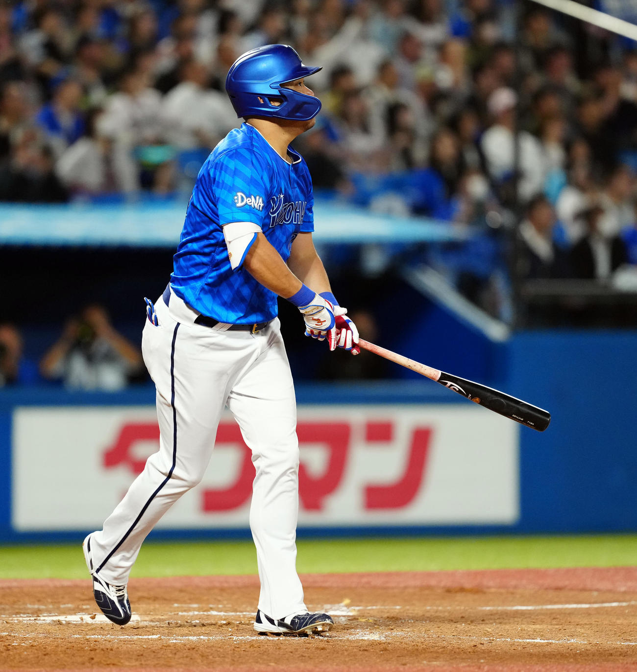 ヤクルト対DeNA 4回表DeNA1死一塁、右越えの先制の2点本塁打を放つ筒香（撮影・たえ見朱実）