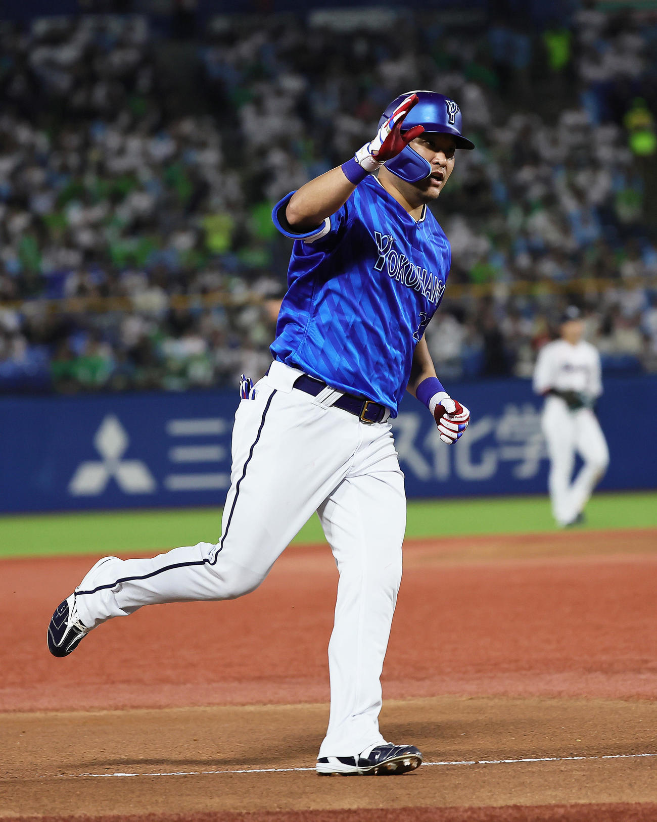 ヤクルト対DeNA 4回表DeNA1死一塁、筒香は右中間へ2点本塁打を放ちダイヤモンドを1周する（撮影・足立雅史）