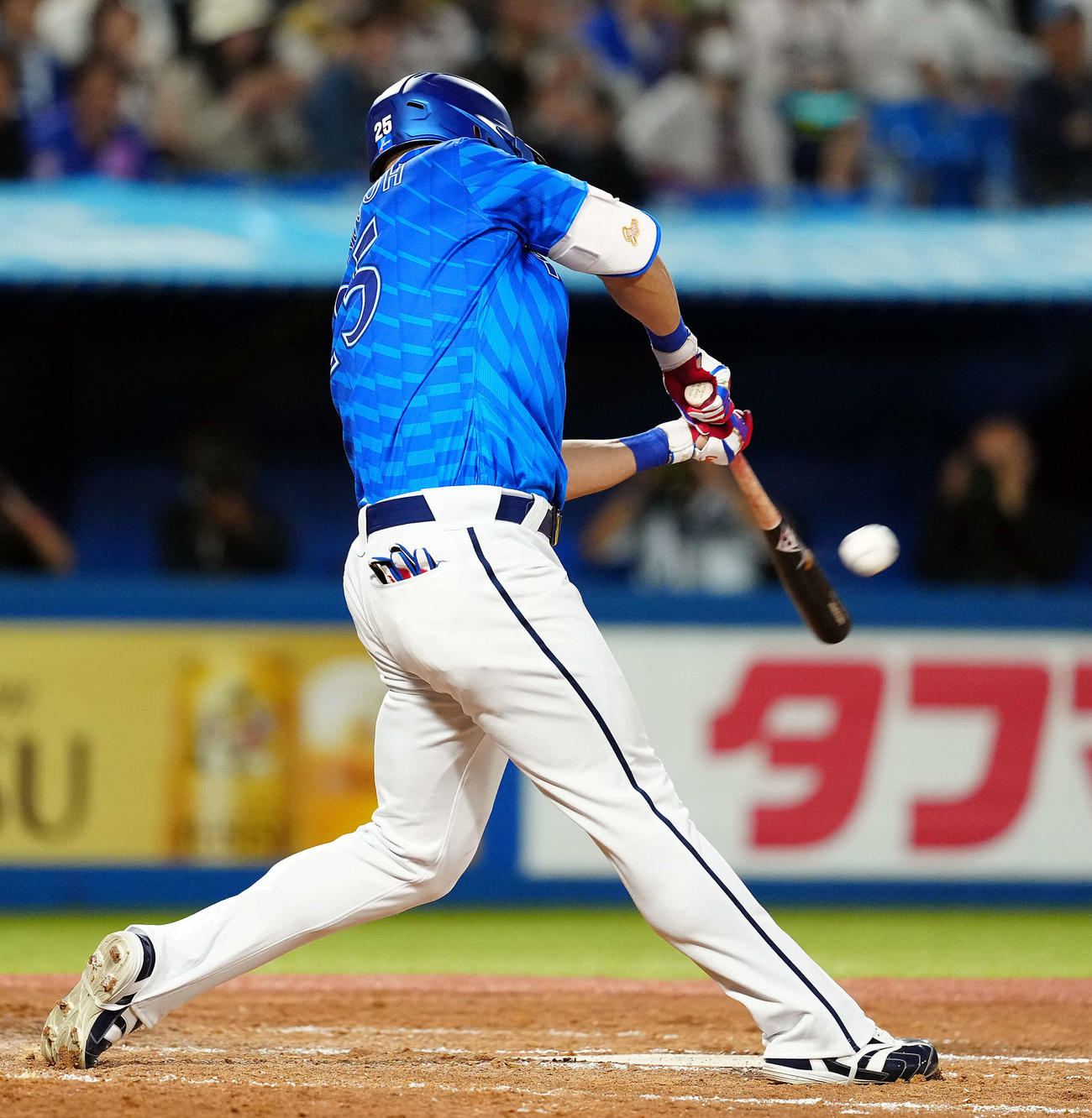 ヤクルト対DeNA 4回表DeNA1死一塁、右越えの先制の2点本塁打を放つ筒香（撮影・たえ見朱実）
