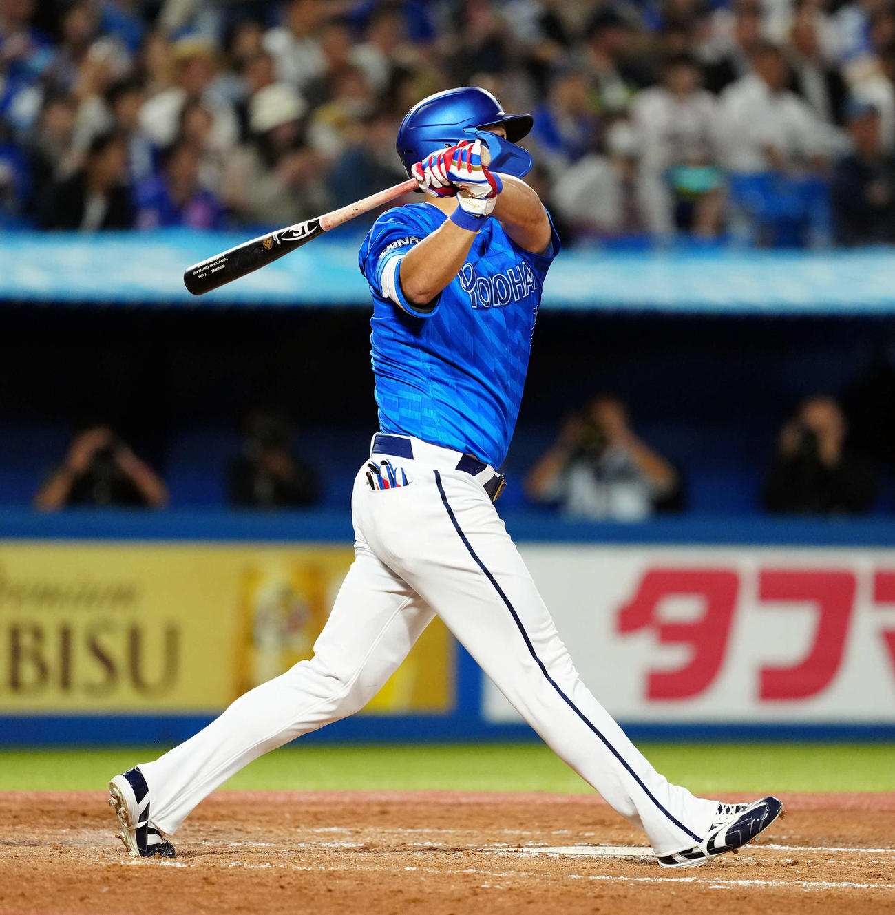 ヤクルト対DeNA 4回表DeNA1死一塁、右越えの先制の2点本塁打を放つ筒香（撮影・たえ見朱実）