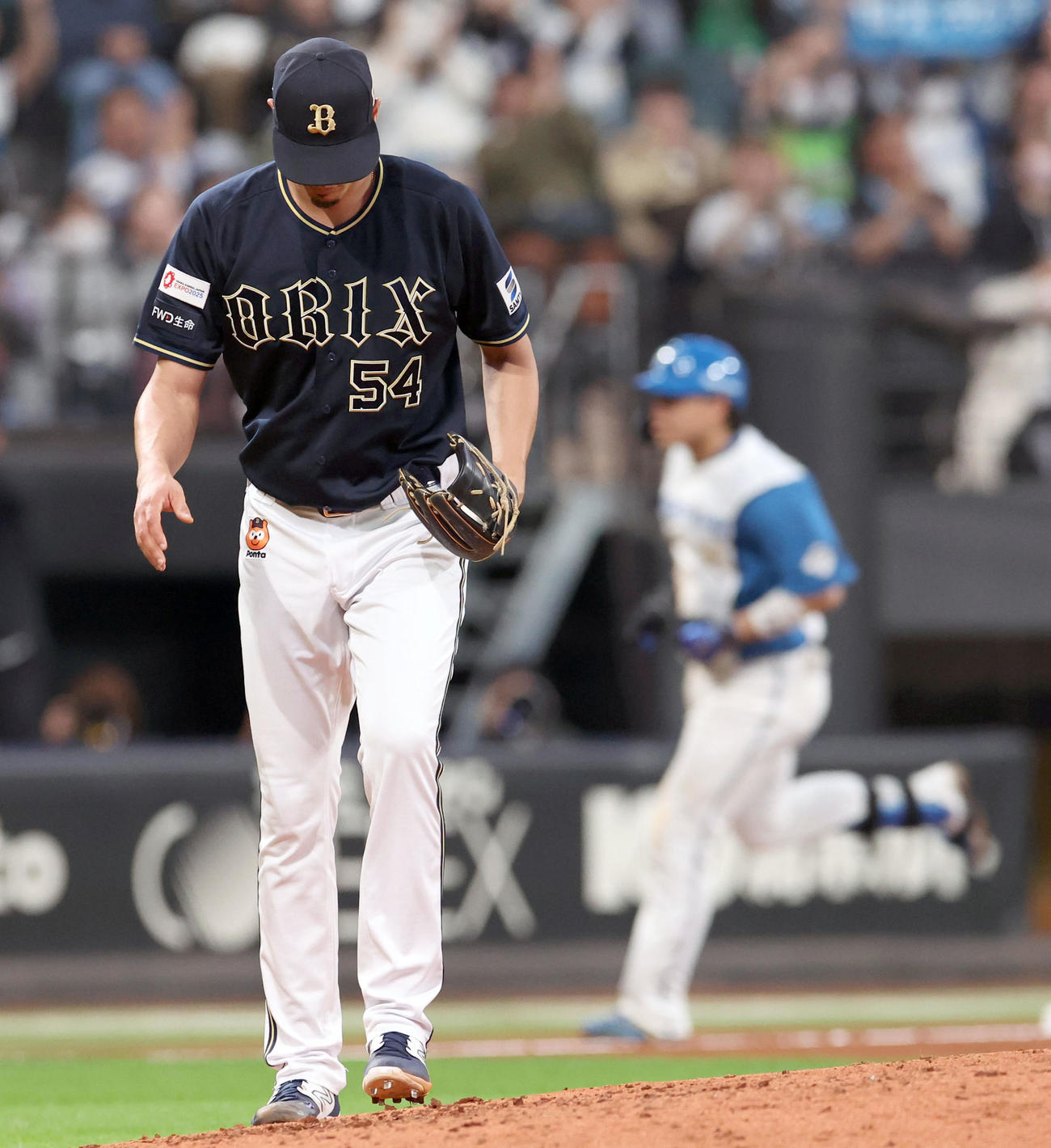 日本ハム対オリックス　4回裏日本ハム無死、田宮に右越え本塁打を浴びるカスティーヨ（撮影・佐藤翔太）