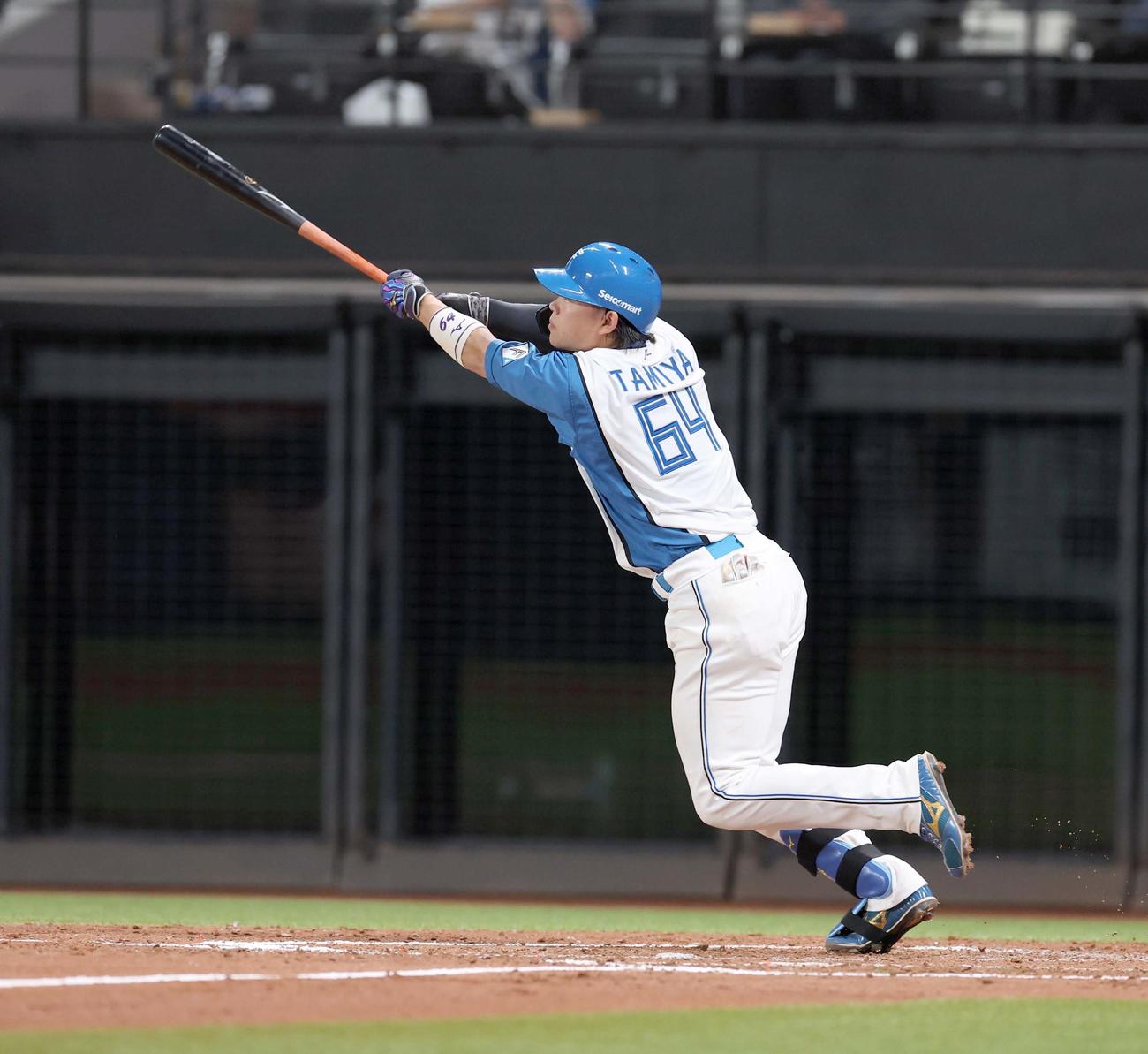 日本ハム対オリックス　4回裏日本ハム無死、右越え本塁打を放つ田宮（撮影・黒川智章）