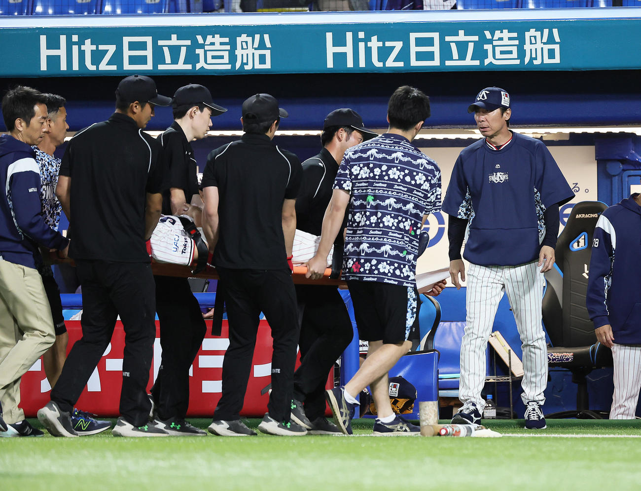ヤクルト対DeNA 6回表ヤクルト2死一、二塁、宮崎の打球を好捕するも、負傷し担架で運ばれる丸山和を心配そうに見つめる高津監督（右端）（撮影・足立雅史）