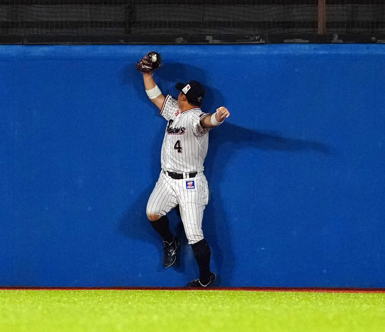 ヤクルト対DeNA 6回表DeNA2死一、二塁、宮崎敏郎の飛球をフェンスに激突をしながら捕球した中堅手丸山（撮影・たえ見朱実）