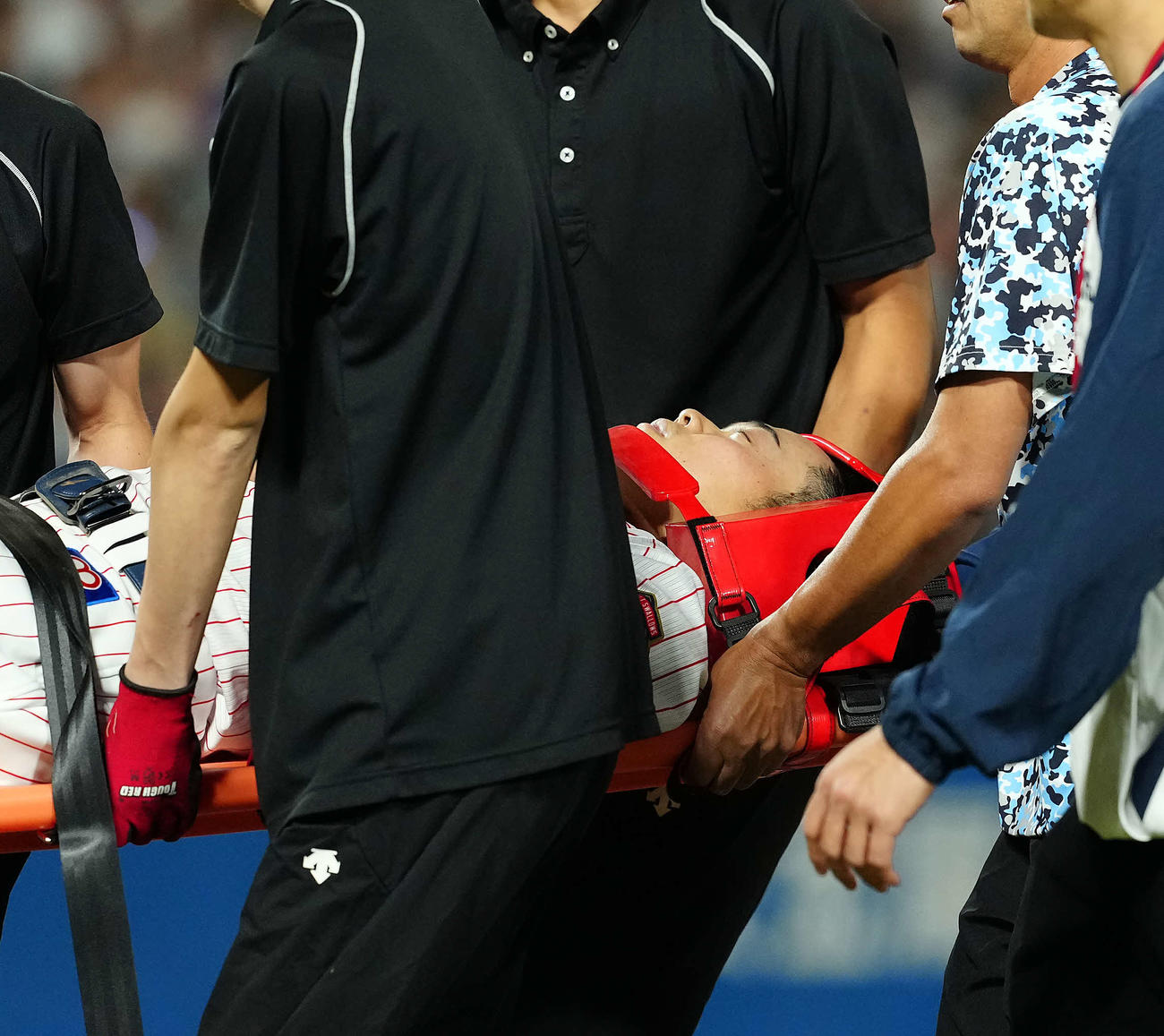 ヤクルト対DeNA 6回表ヤクルト2死一、二塁、宮崎の中飛を好捕するもフェンスにぶつかった丸山和。担架で運ばれ負傷交代（撮影・たえ見朱実）