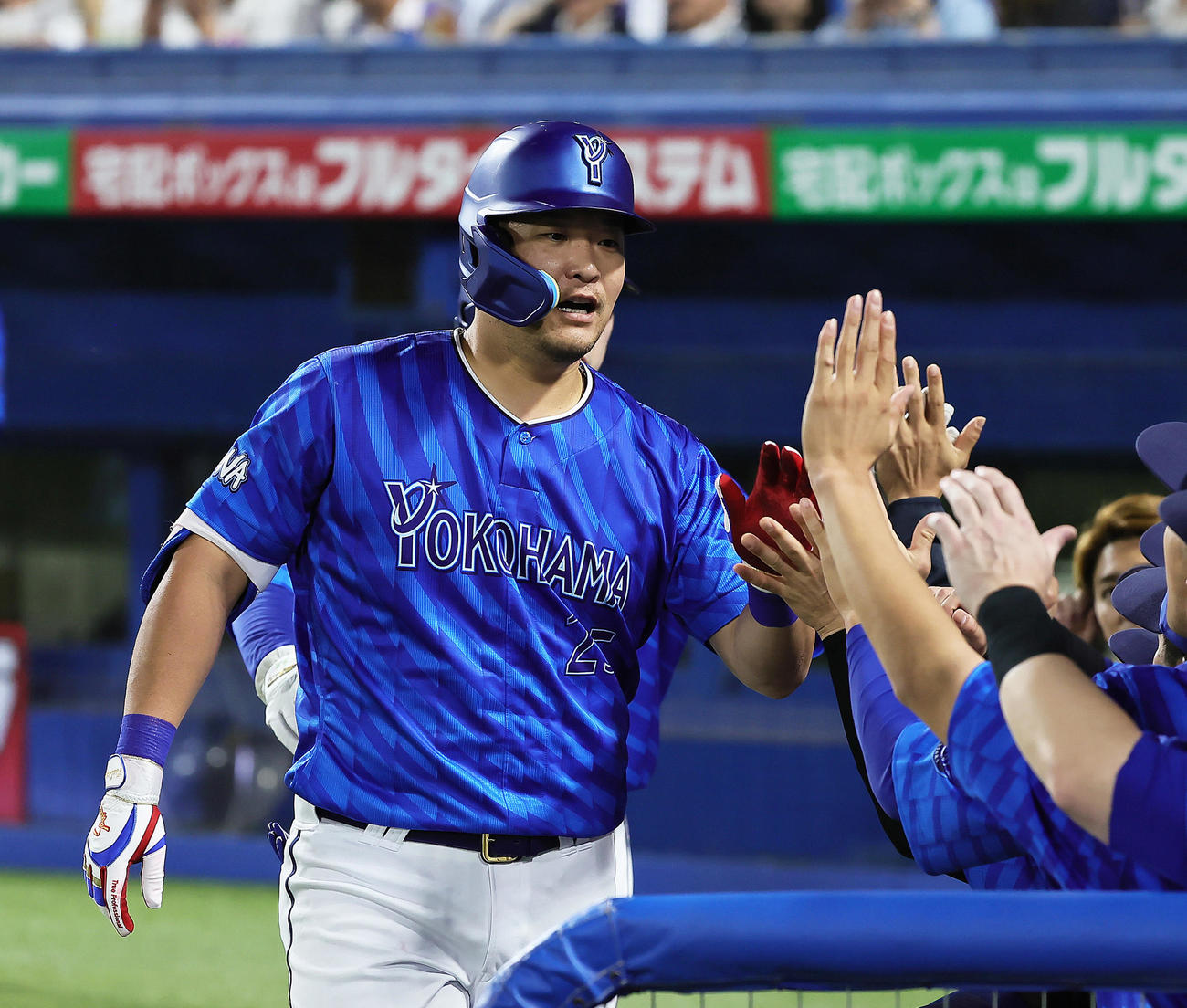 ヤクルト対DeNA 4回表DeNA1死一塁、筒香は右中間へ2点本塁打を放ちタッチを交わす（撮影・足立雅史）