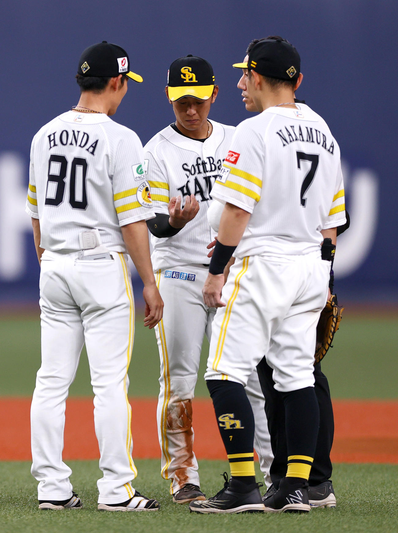 ソフトバンク対楽天　6回表楽天1死、遊撃手今宮（中央）は太田の遊ゴロでアウトにし右手を気にする（撮影・上山淳一）
