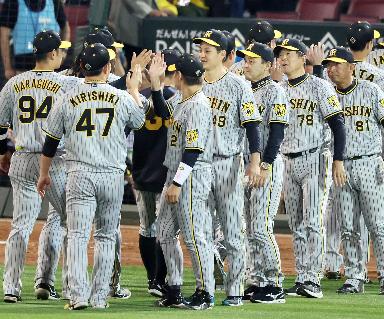 広島対阪神　広島に勝利しウイニングボールを手にナインを迎える大竹（撮影・加藤哉）