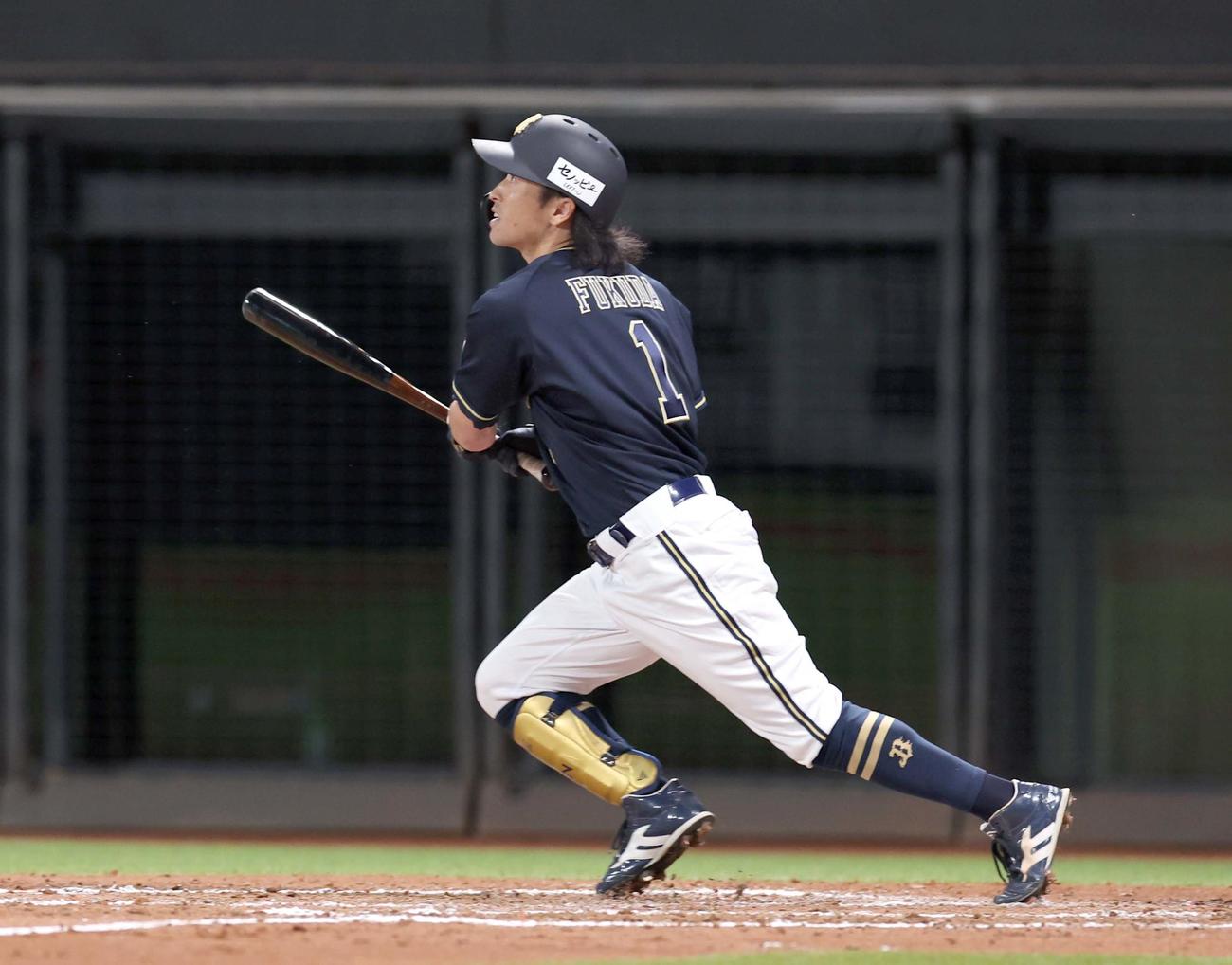 日本ハム対オリックス　8回表オリックス無死満塁。右越え満塁本塁打を放つ福田（撮影・黒川智章）