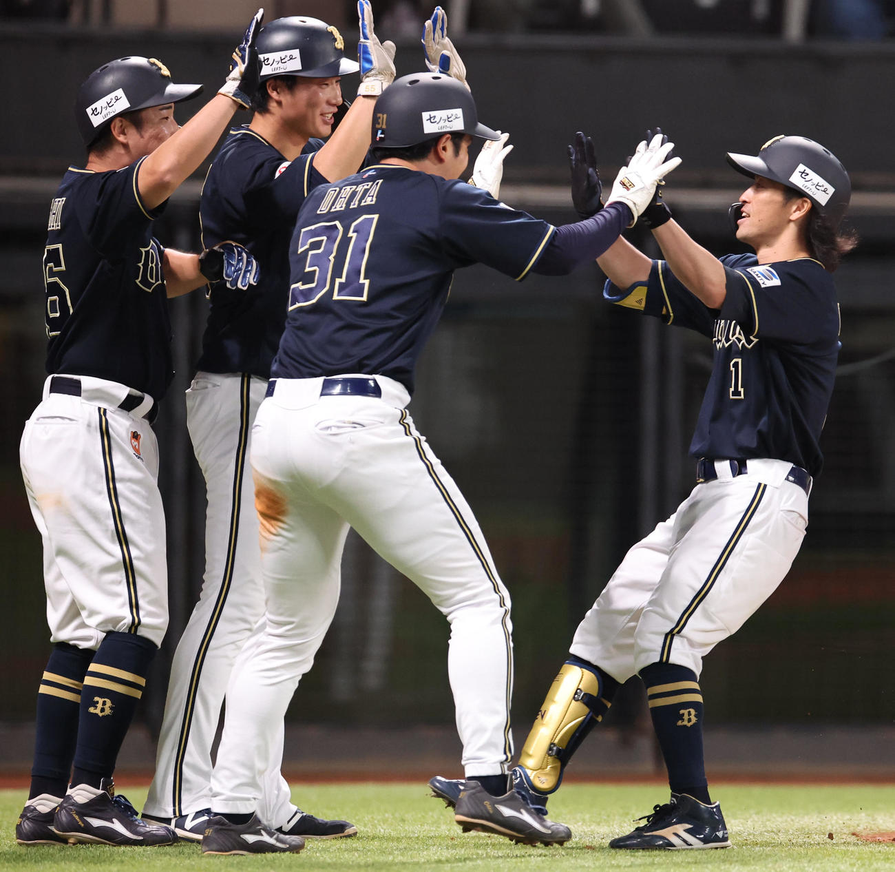 日本ハム対オリックス　8回表オリックス無死満塁、福田（右）は同点となる満塁本塁打を放ちナインに出迎えられる（撮影・佐藤翔太）