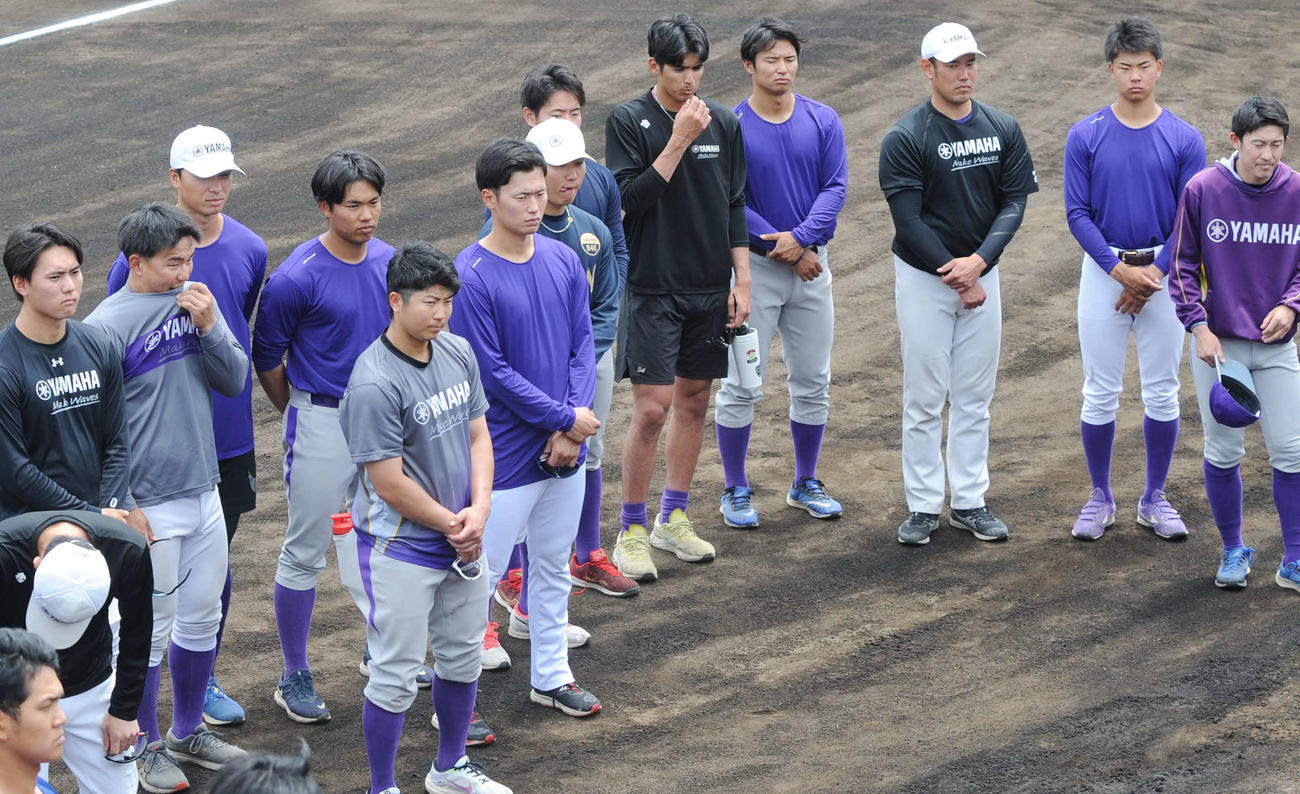 首脳陣の話に耳を傾けるヤマハの選手たち　