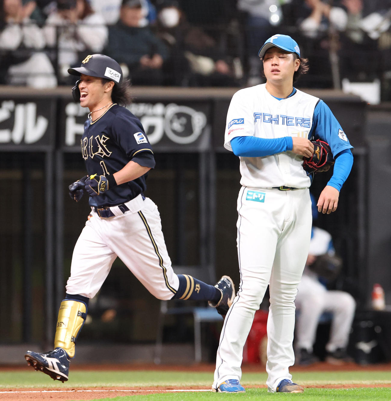 日本ハム対オリックス　8回表オリックス無死満塁、福田（左）に同点となる満塁本塁打を浴びる堀（撮影・佐藤翔太）