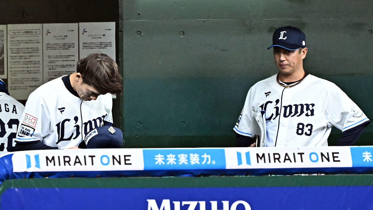 西武対ロッテ　試合に敗れ一礼し引き揚げる西武松井監督（左）と平石ヘッドコーチ（撮影・滝沢徹郎）