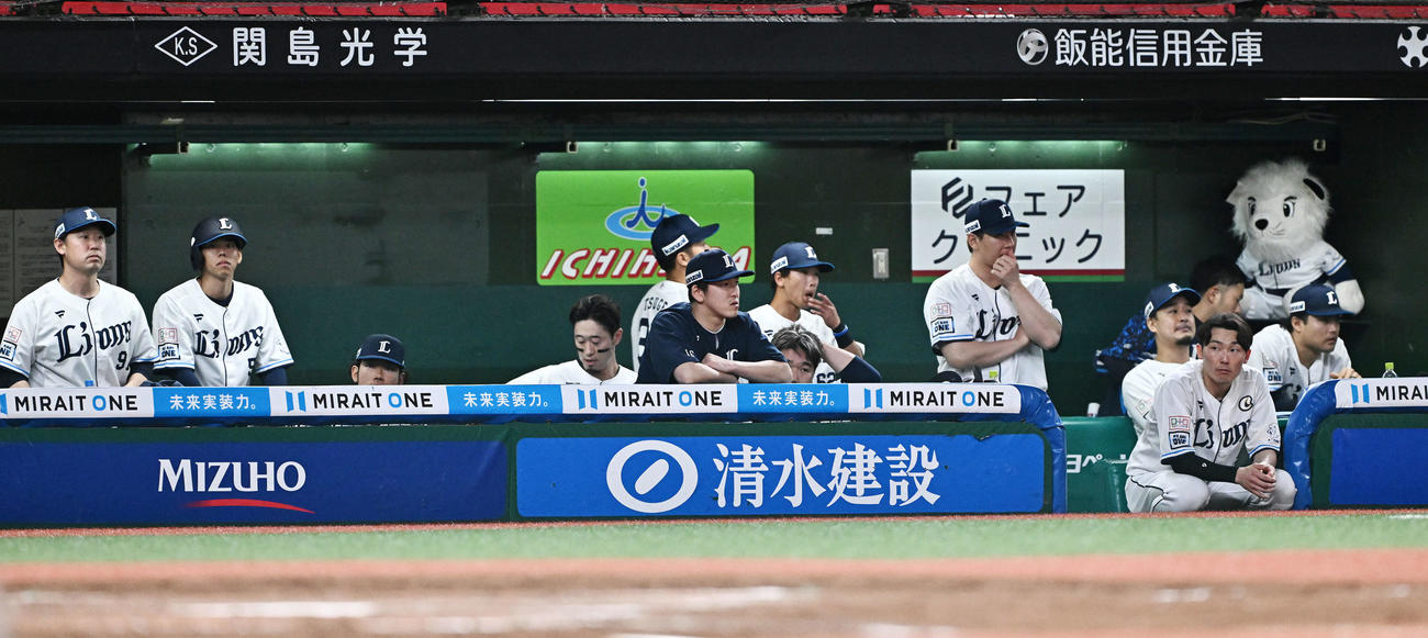西武対ロッテ　試合に敗れ肩を落とす西武の選手たち（撮影・滝沢徹郎）