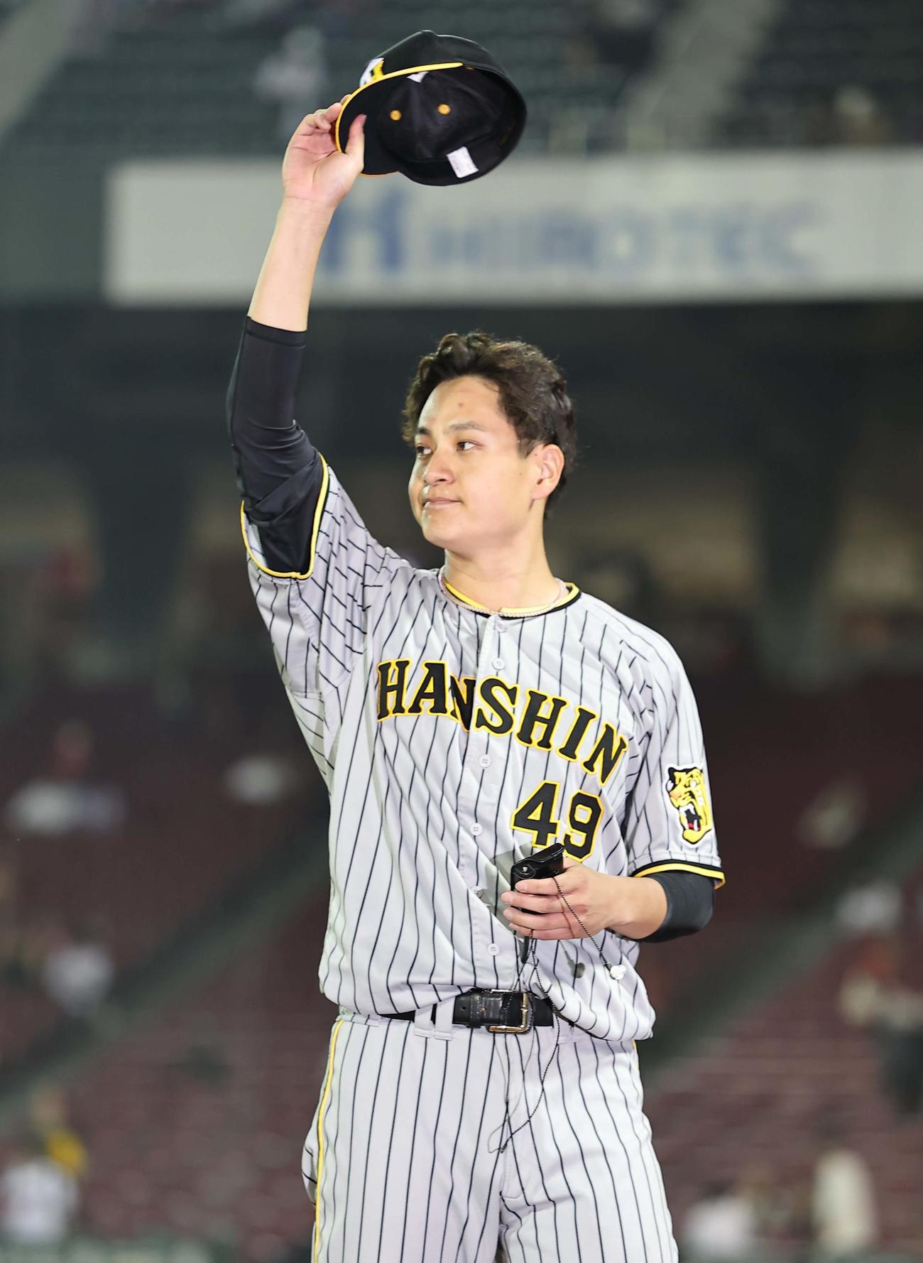 広島対阪神　4勝目をあげた大竹はファンのコールに帽子を上げて応える（撮影・上田博志）