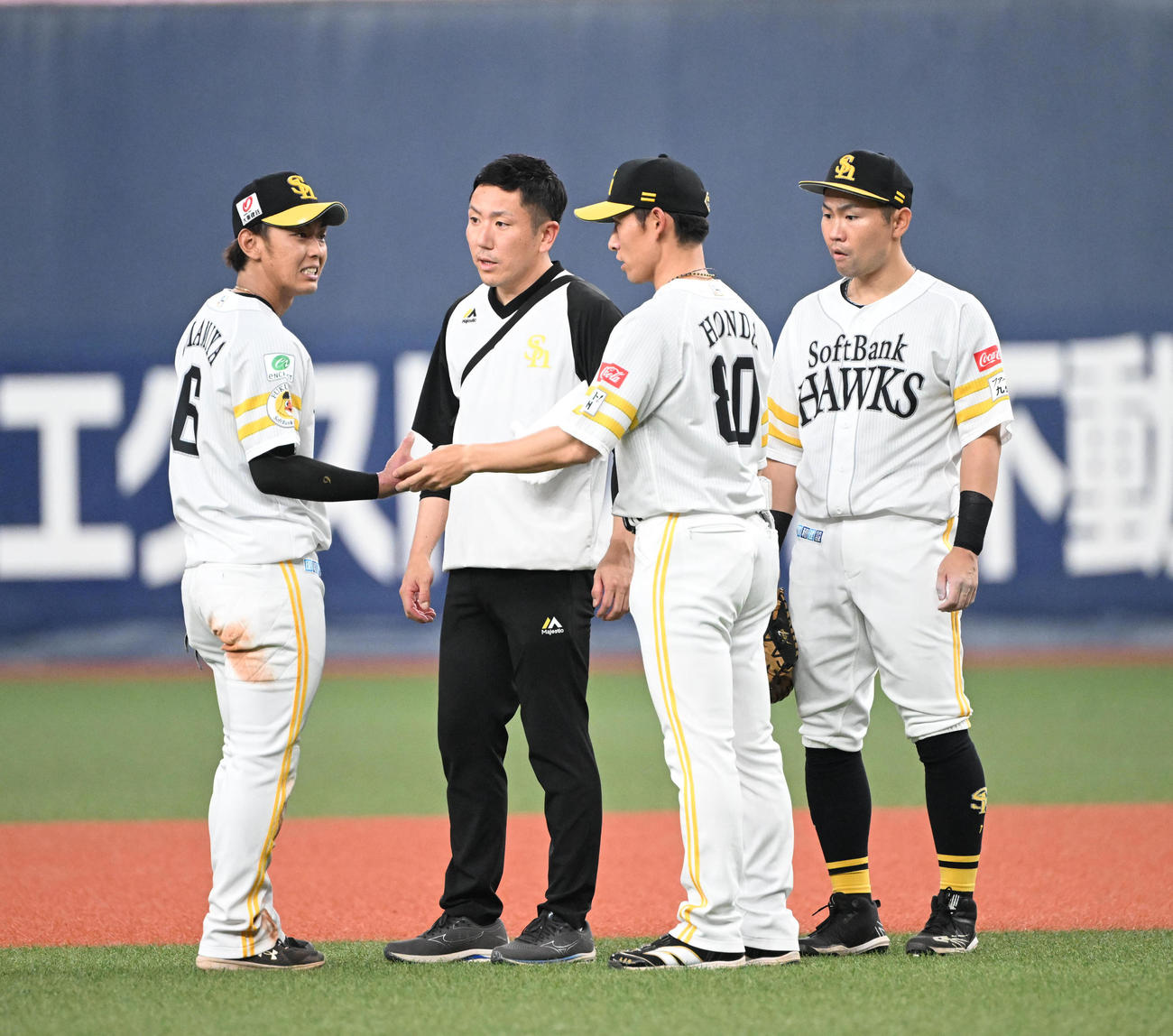 ソフトバンク対楽天　6回表楽天1死、太田の強い打球を受けた遊撃手今宮は交代となる（撮影・和賀正仁）