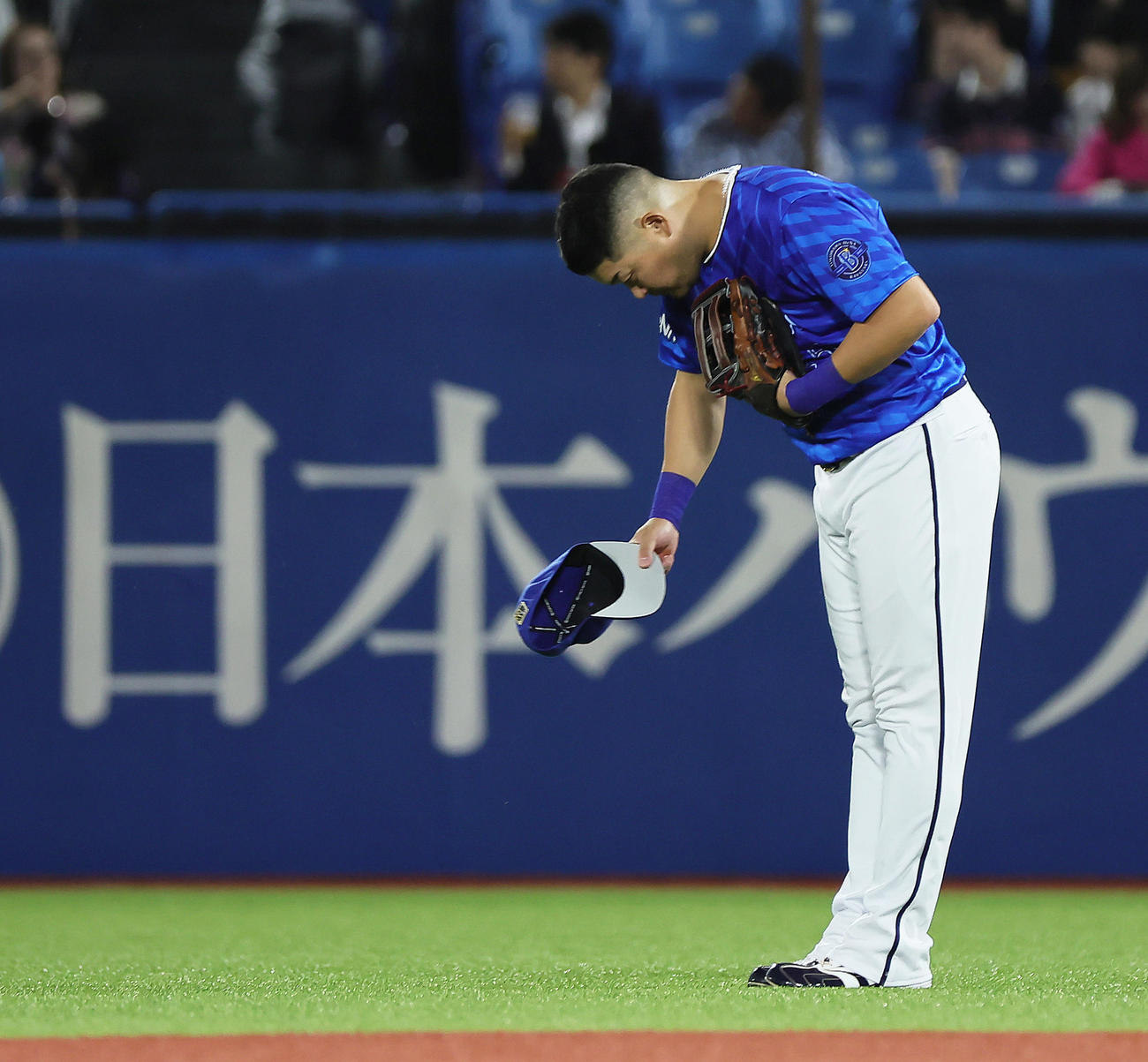 ヤクルト対DeNA 4回に2点本塁打を放ったDeNA筒香はスタンドの声援にお辞儀する（撮影・足立雅史）