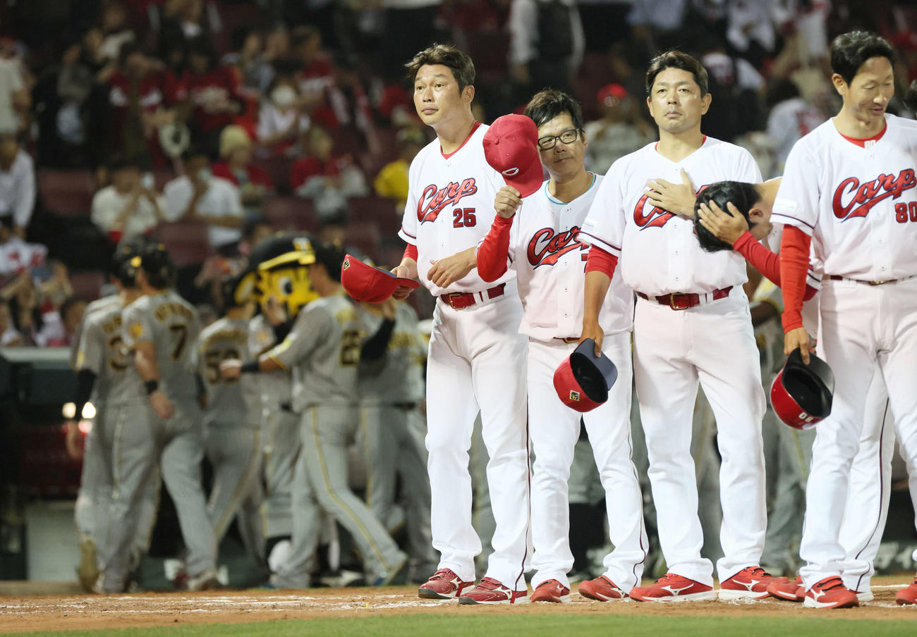 広島対阪神　阪神に敗れた新井監督（中央）（撮影・加藤孝規）