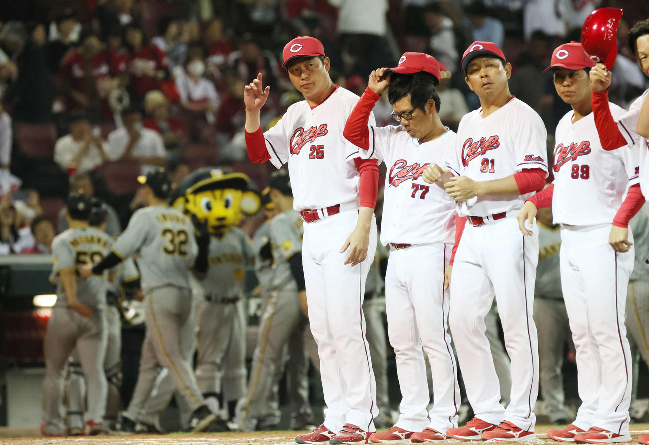 広島対阪神　阪神に敗れた新井監督（中央）（撮影・加藤孝規）