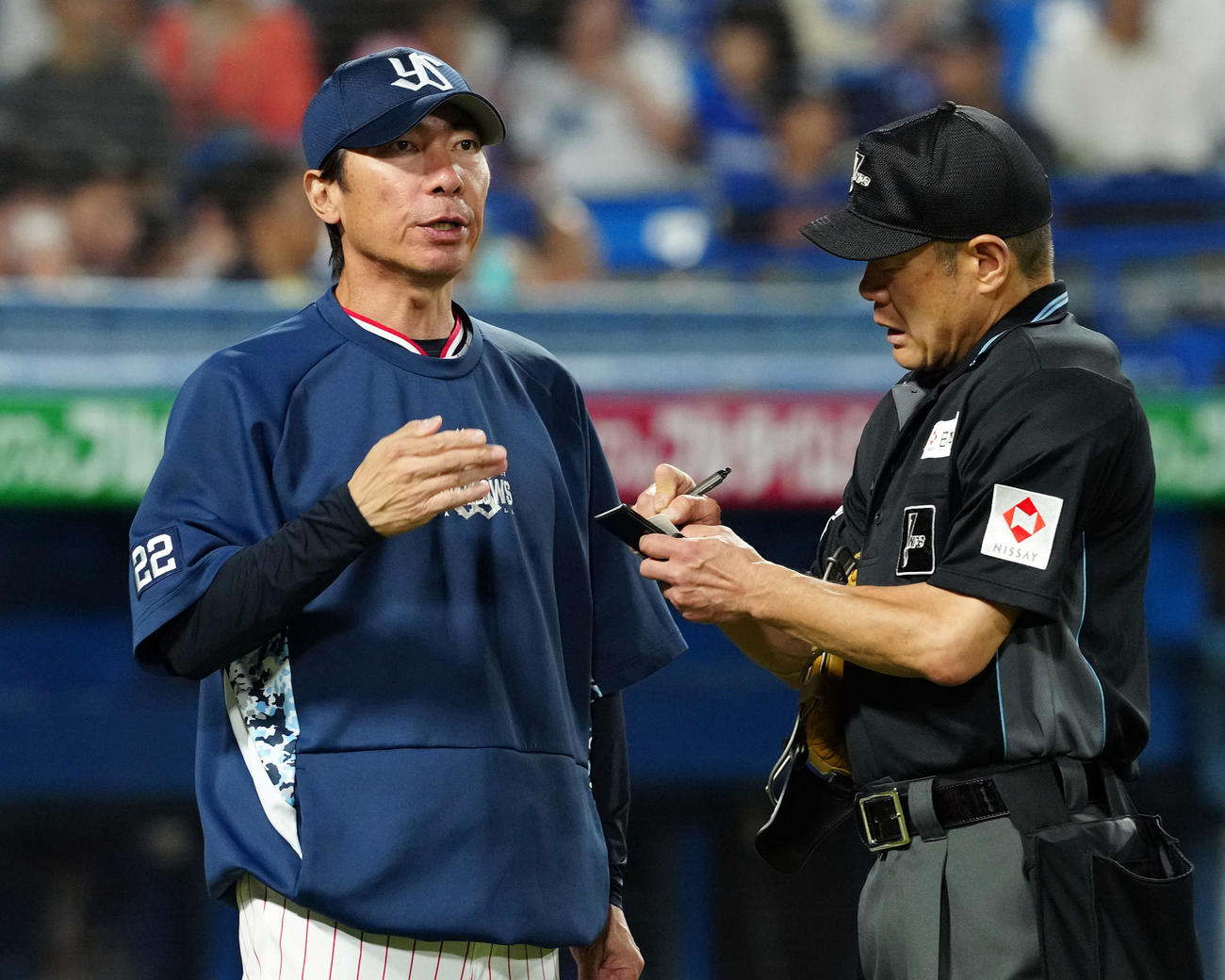 ヤクルト対DeNA 7回表、投手の交代を告げるヤクルト高津監督（撮影・たえ見朱実）