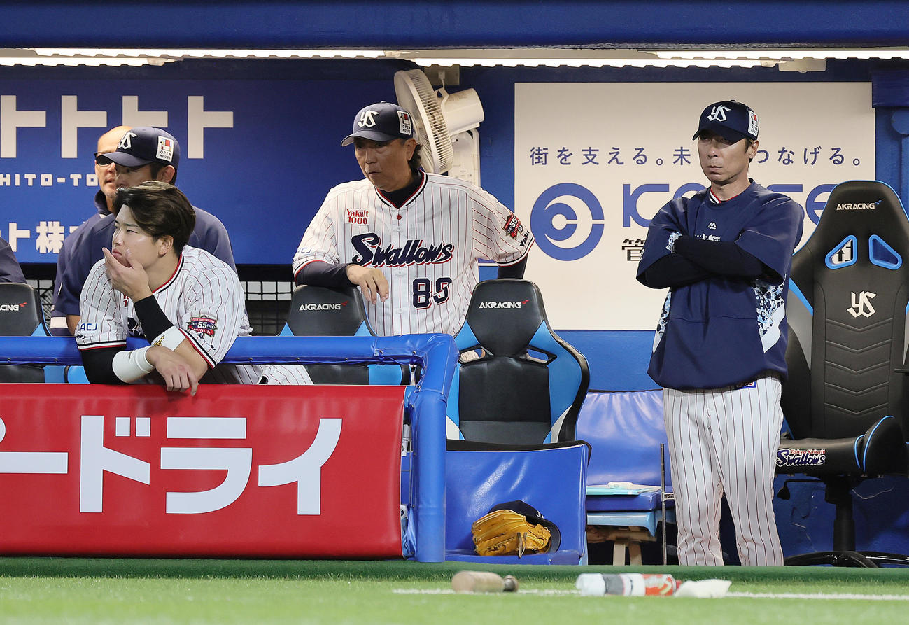 ヤクルト対DeNA　厳しい表情で戦況を見つめるヤクルト高津監督（右）。左は村上（撮影・足立雅史）