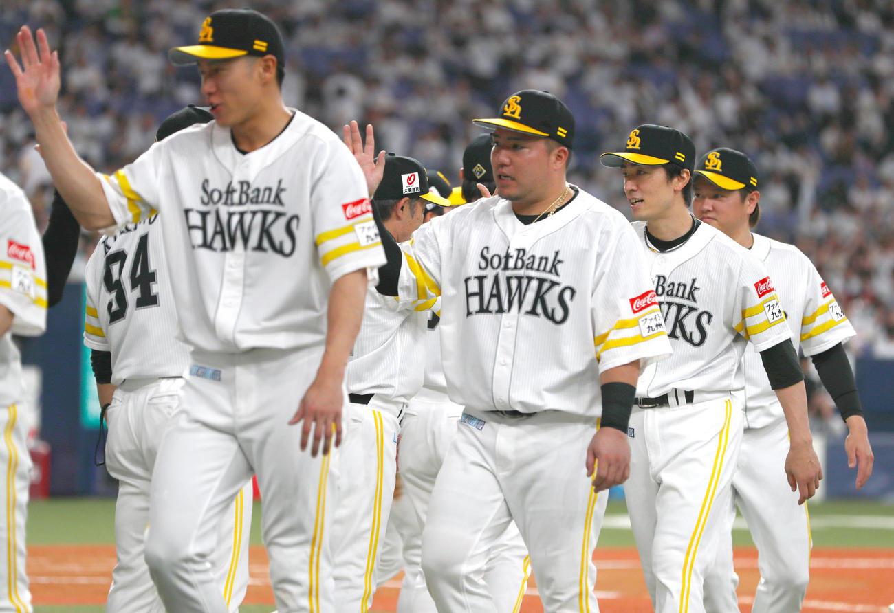 ソフトバンク対楽天　楽天に勝利しタッチをかわすソフトバンクの選手ら（撮影・上山淳一）