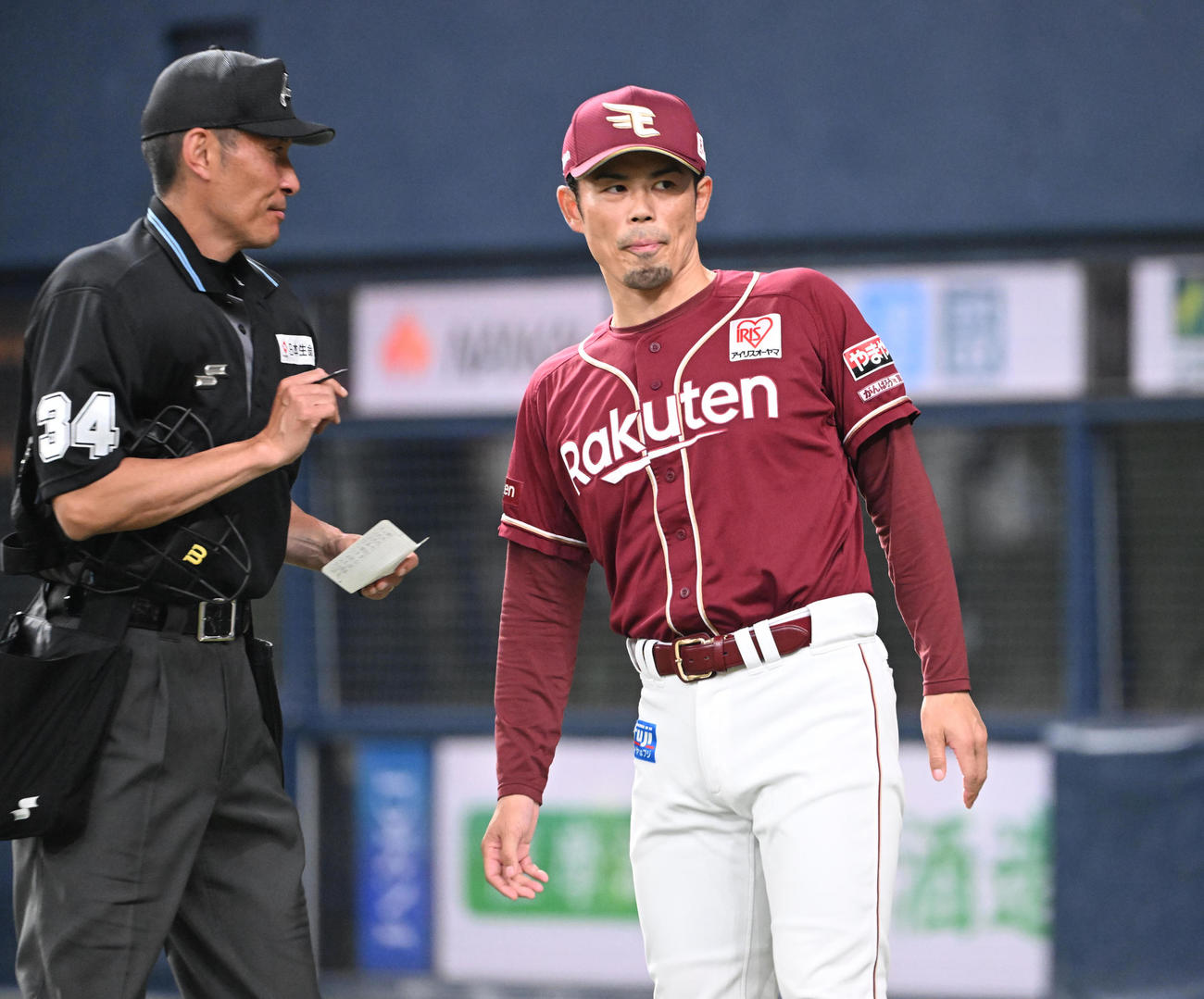 ソフトバンク対楽天　初回途中、先発荘司の降板を告げる楽天今江監督（撮影・和賀正仁）