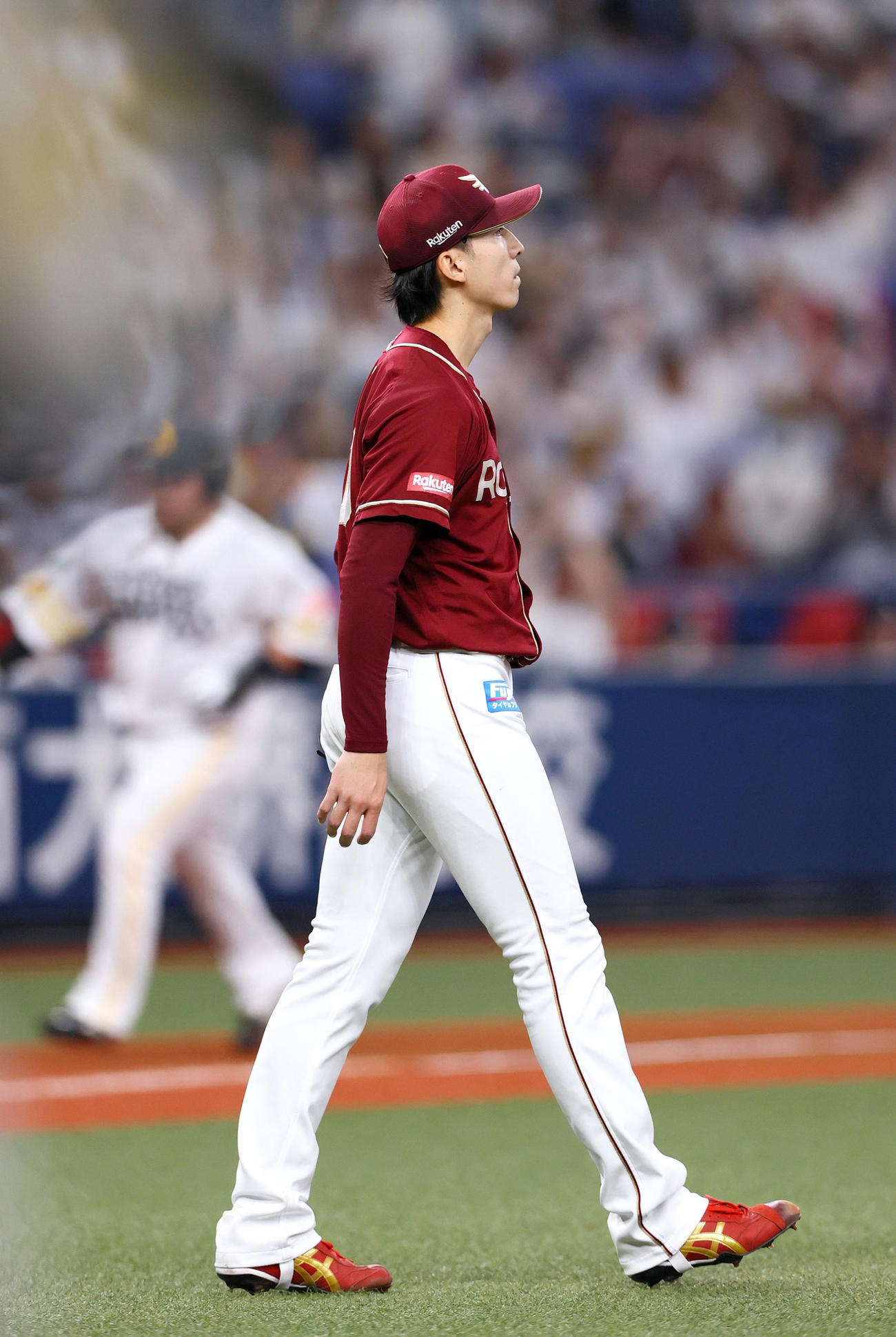 ソフトバンク対楽天　1回裏ソフトバンク1死一、三塁、荘司（手前）は山川に先制の左越え3点本塁打を浴びる（撮影・上山淳一）