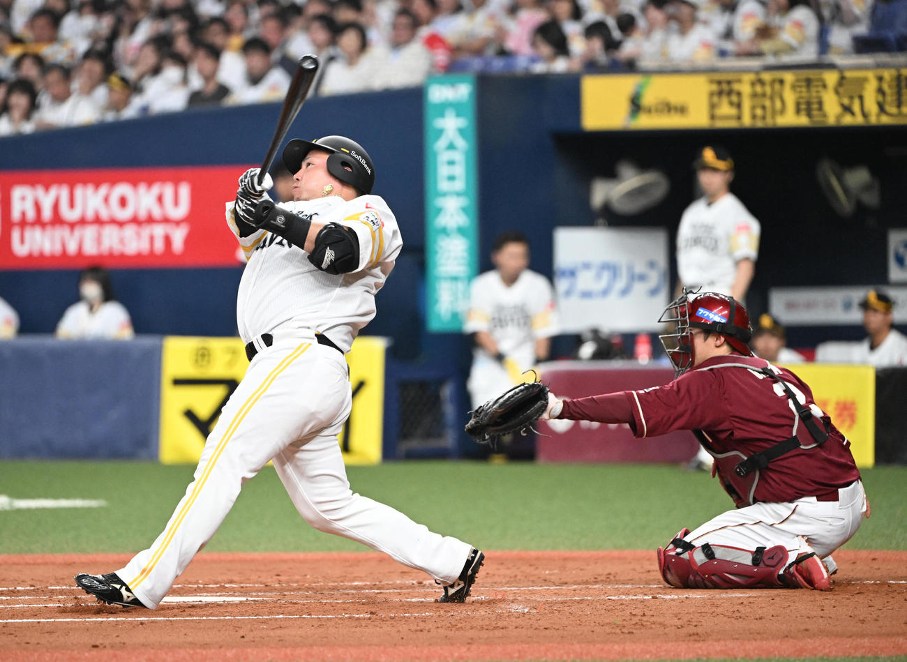ソフトバンク対楽天　2回裏ソフトバンク1死一塁、左越え2点本塁打を放つ山川（撮影・和賀正仁）