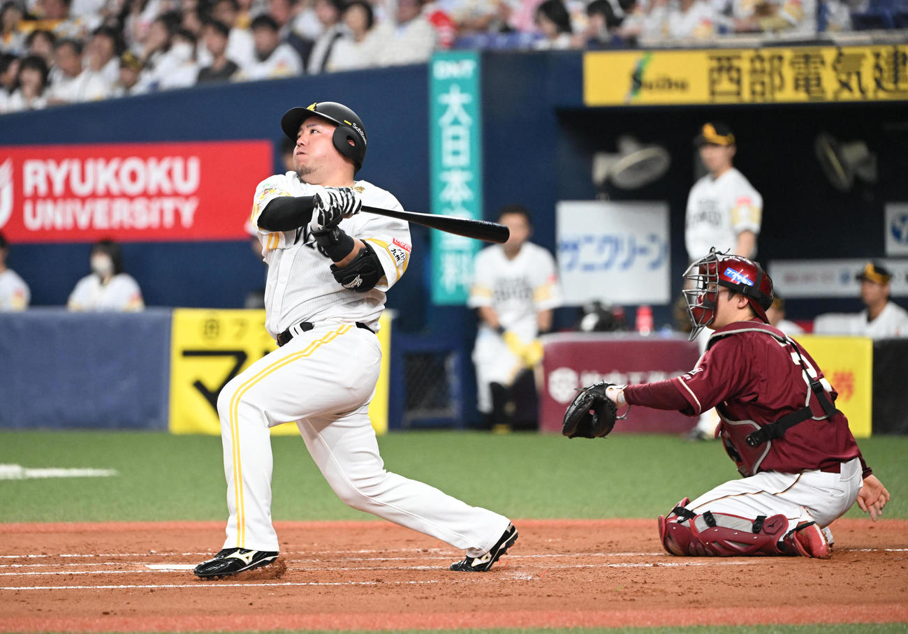 ソフトバンク対楽天　2回裏ソフトバンク1死一塁、左越え2点本塁打を放つ山川（撮影・和賀正仁）
