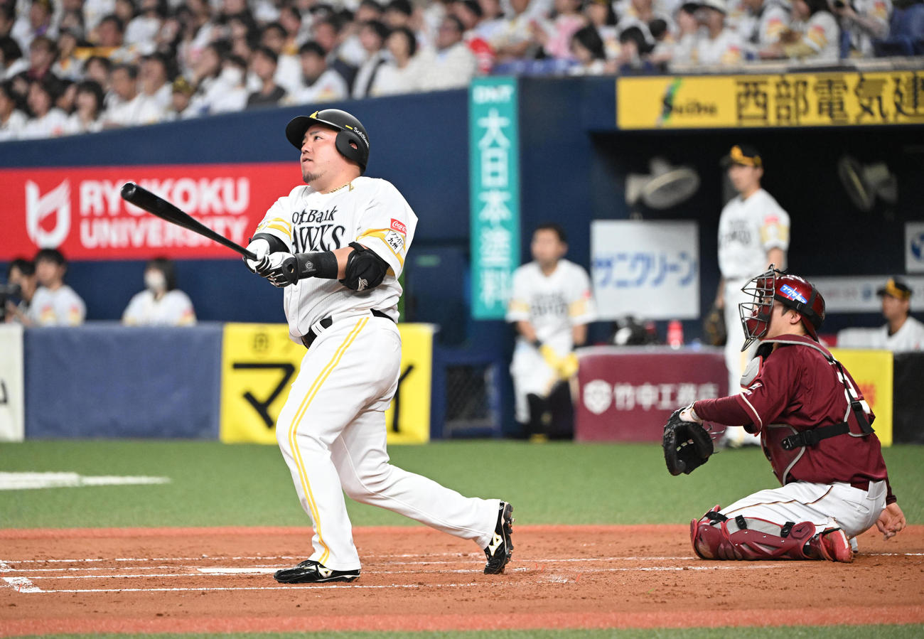 ソフトバンク対楽天　2回裏ソフトバンク1死一塁、左越え2点本塁打を放つ山川（撮影・和賀正仁）