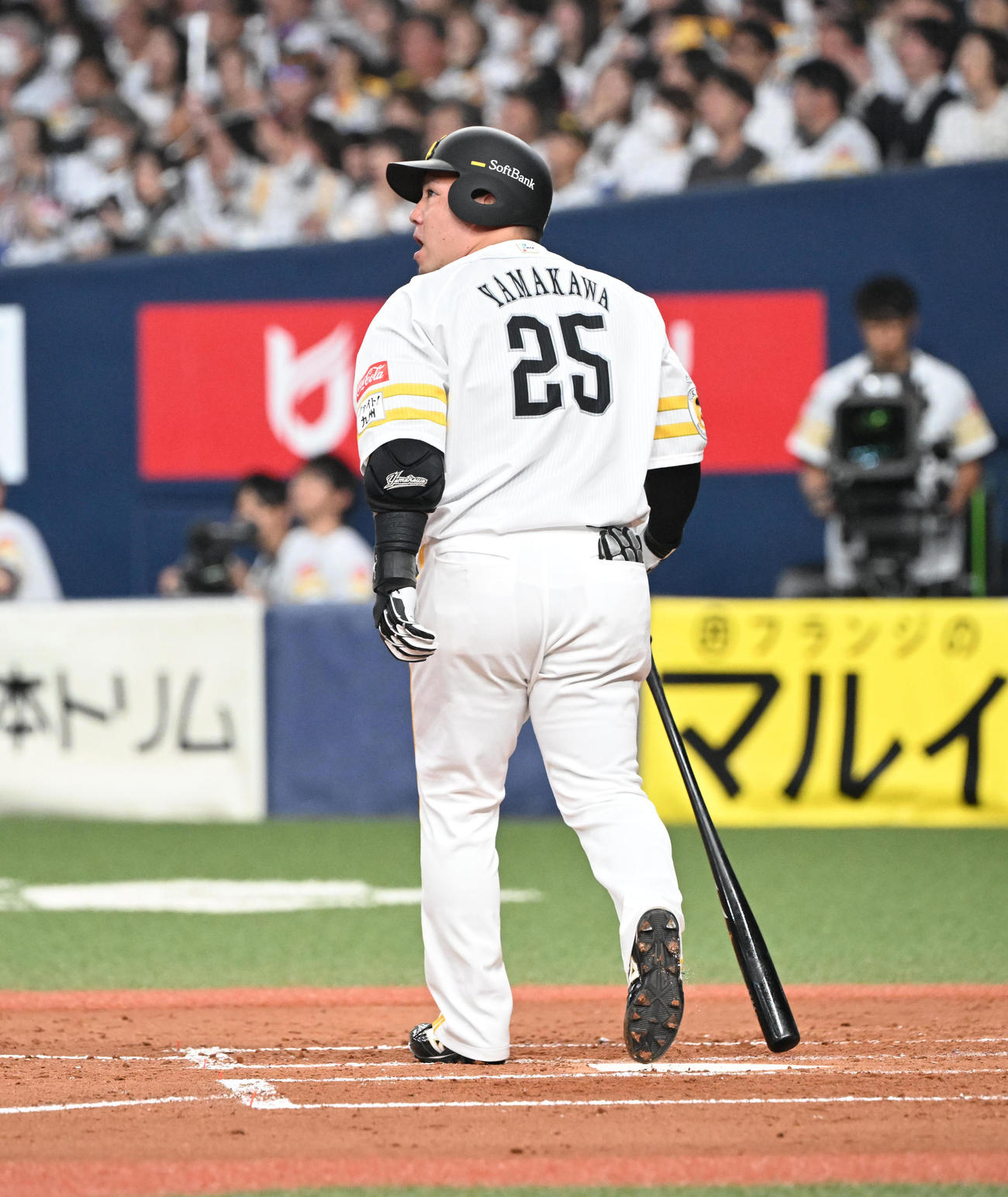 ソフトバンク対楽天　2回裏ソフトバンク1死一塁、左越え2点本塁打を放つ山川（撮影・和賀正仁）