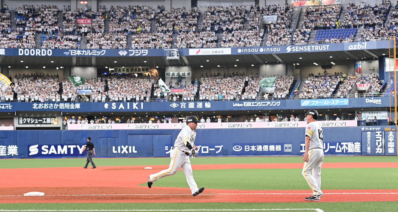 ソフトバンク対楽天　2回裏ソフトバンク1死一塁、左越え2点本塁打を放った山川は本塁に向かう（撮影・和賀正仁）