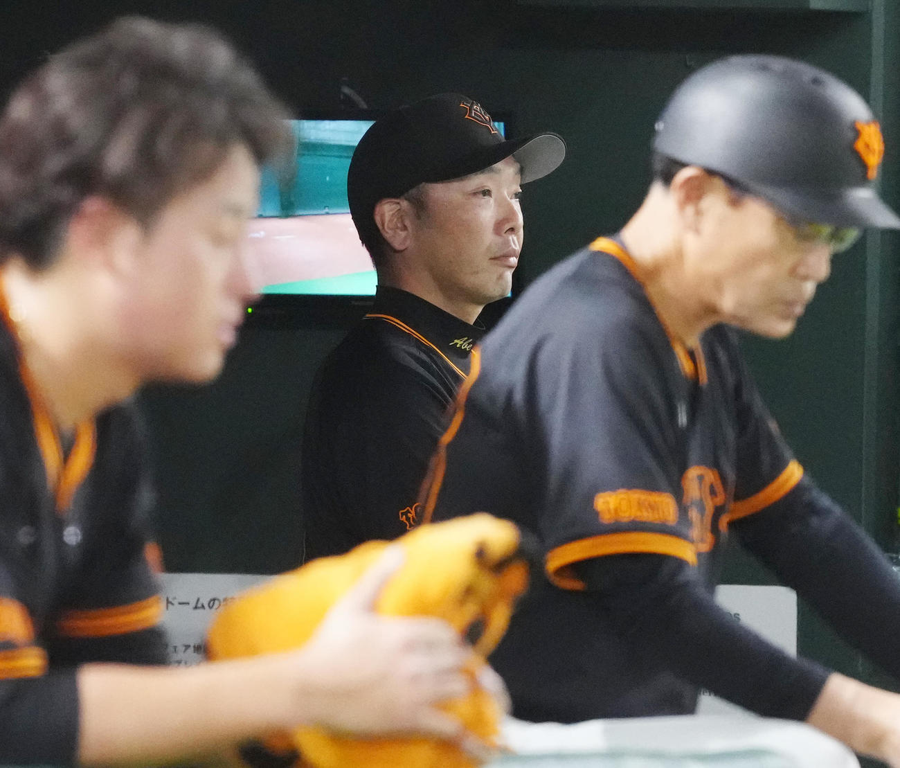 巨人対中日　6回表、ベンチで厳しい表情の巨人阿部監督。左は堀田（撮影・江口和貴）