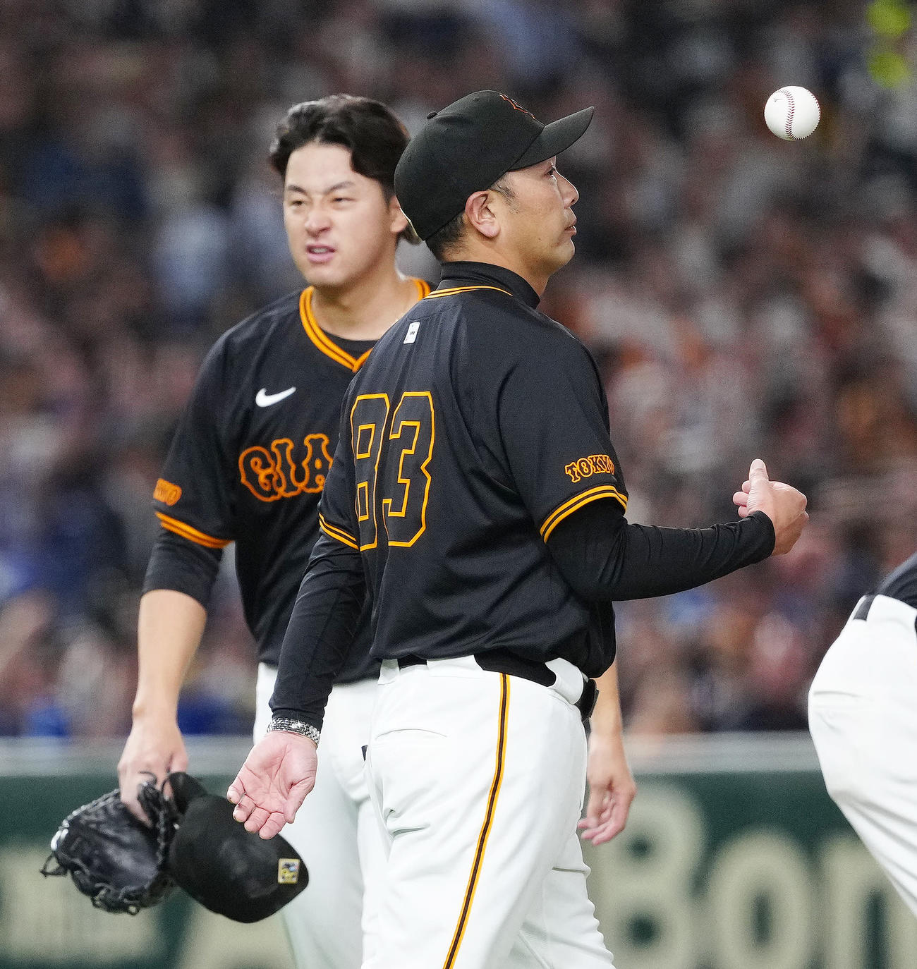 巨人対中日　6回表、巨人先発の堀田（左）を降板させ、マウンドに向かう阿部監督（撮影・江口和貴）